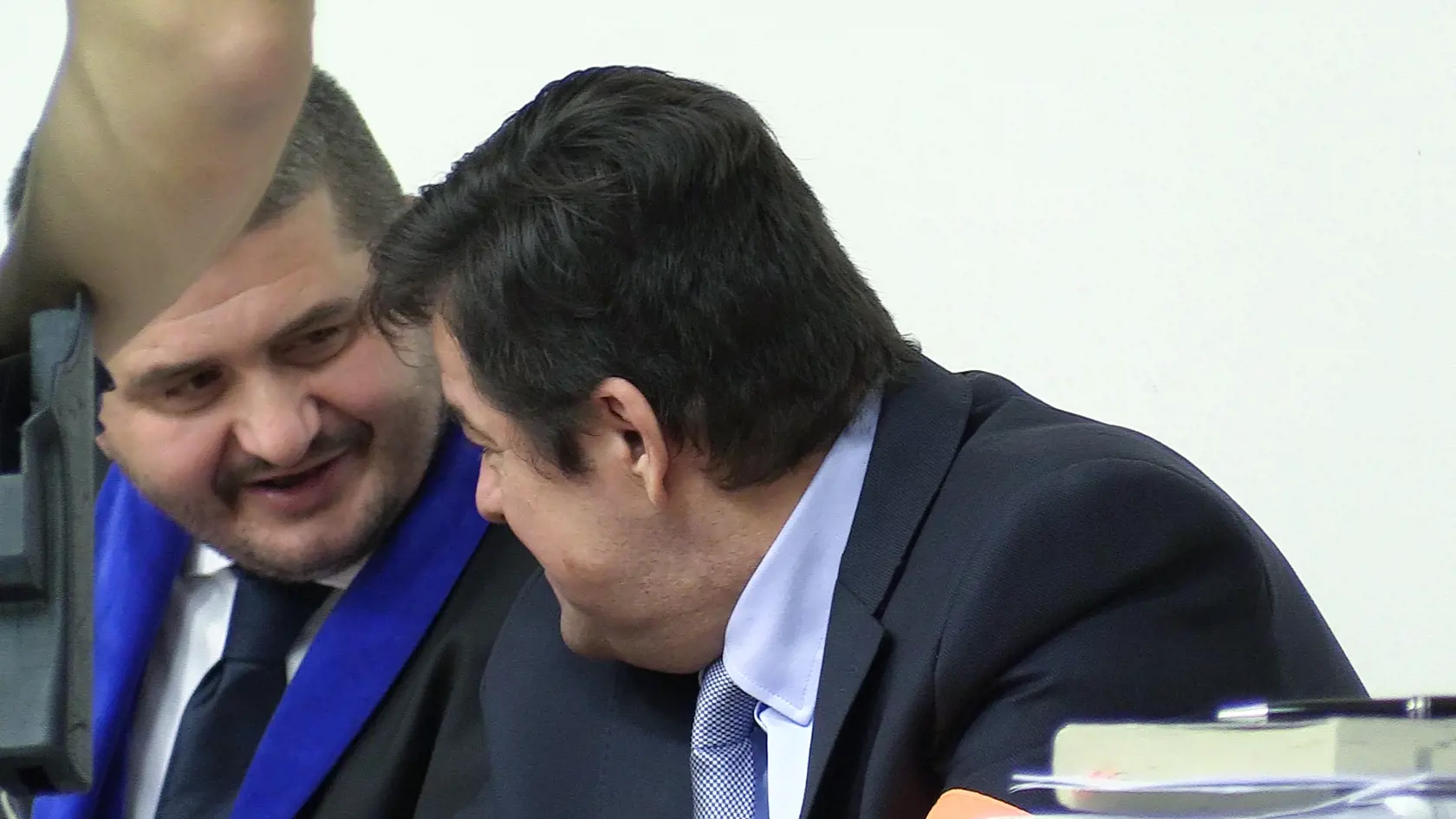 Marian Kočner sa cez prestávku bavil so svojim obhajcom Michalom Mandzákom.