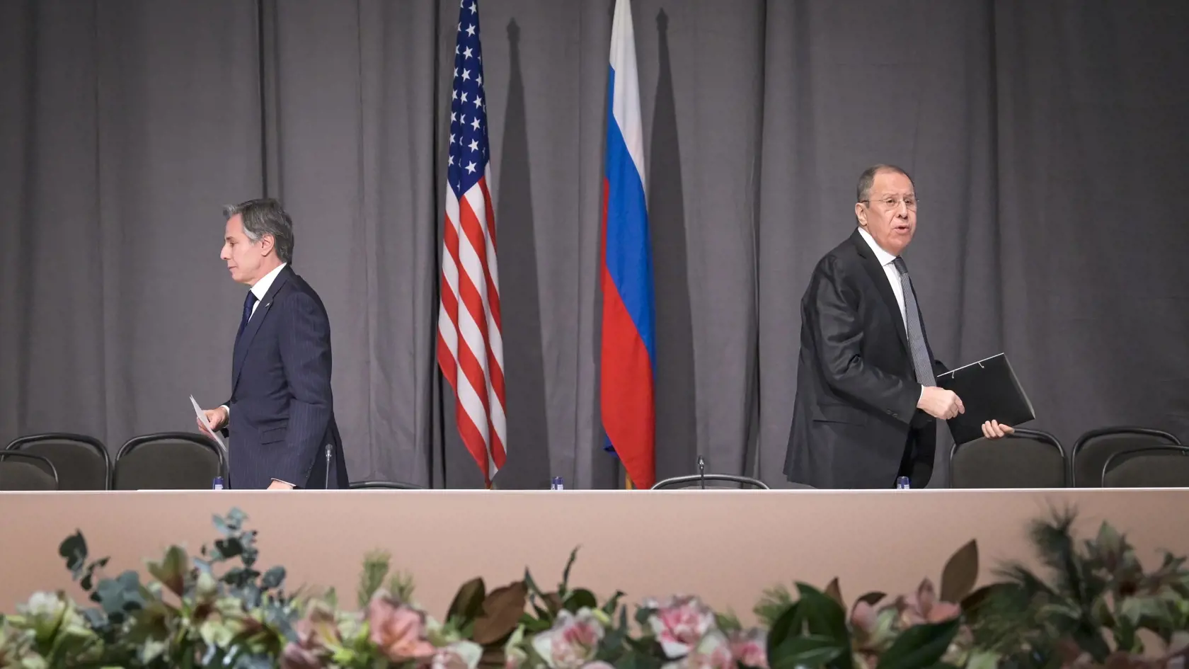 Štokholm - Ruský minister zahraničných vecí  Sergej Lavrov (vpravo) a jeho americký rezortný partner Antony Blinken odchádzajú po ich stretnutí v rámci zasadnutia ministrov zahraničných vecí členských krajín Organizácie pre bezpečnosť a spoluprácu v Európe (OBSE) v Štokholme 2. decembra 2021. FOTO TASR/AP