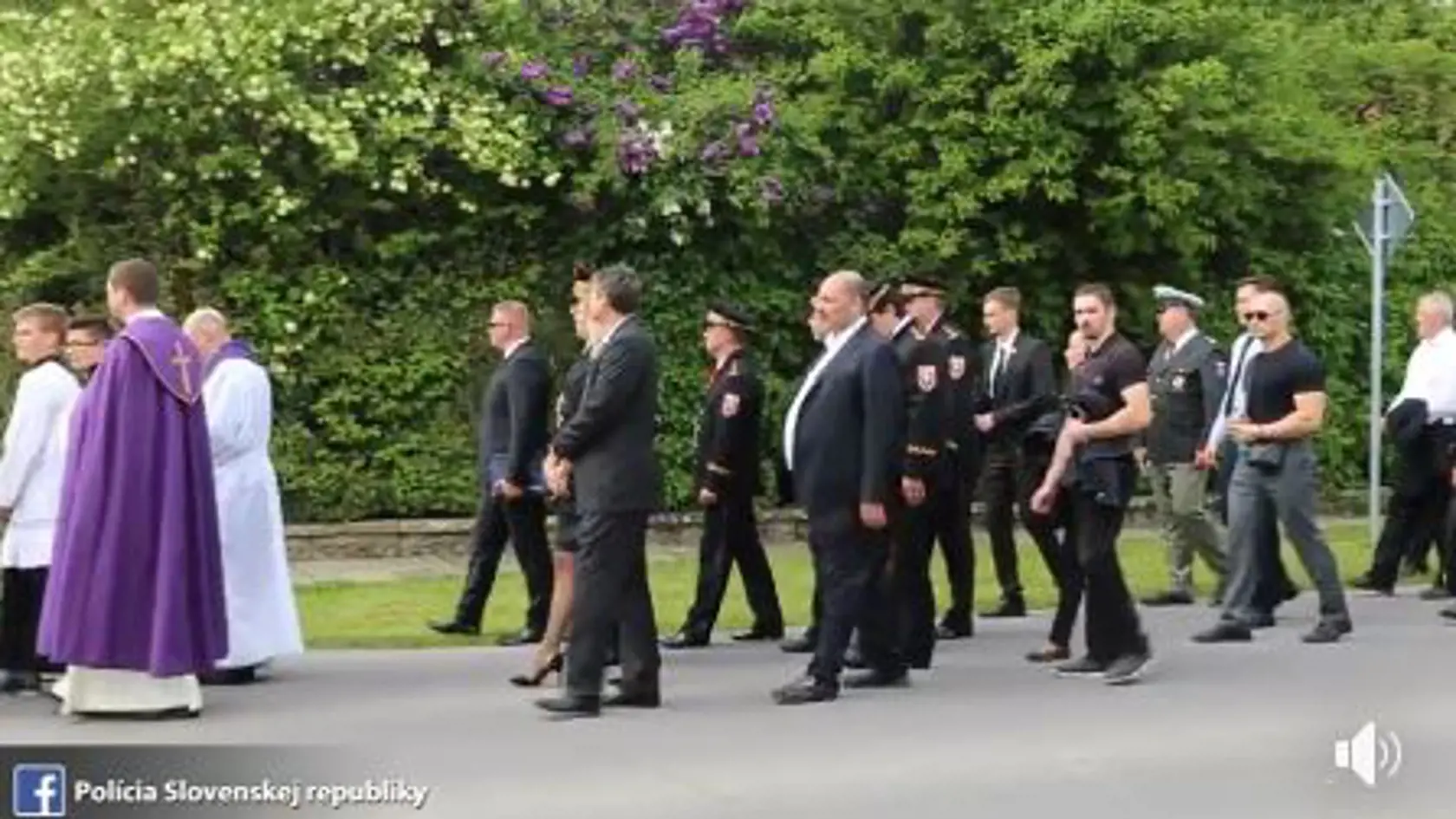 Na miesto oslavy narodenín si dnes prišli uctiť jeho pamiatku všetci jeho najbližší, jeho partnerka, kamaráti, susedia, známi, policajní funkcionári a ministerka vnútra.