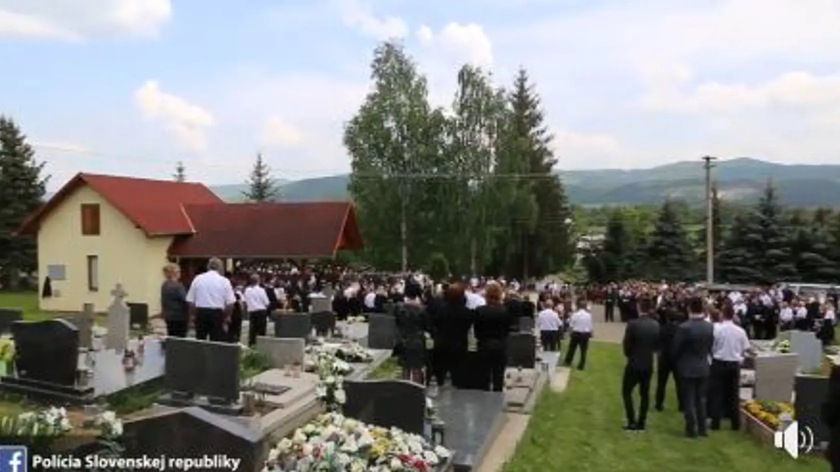 Na miesto oslavy narodenín si dnes prišli uctiť jeho pamiatku všetci jeho najbližší, jeho partnerka, kamaráti, susedia, známi, policajní funkcionári a ministerka vnútra.