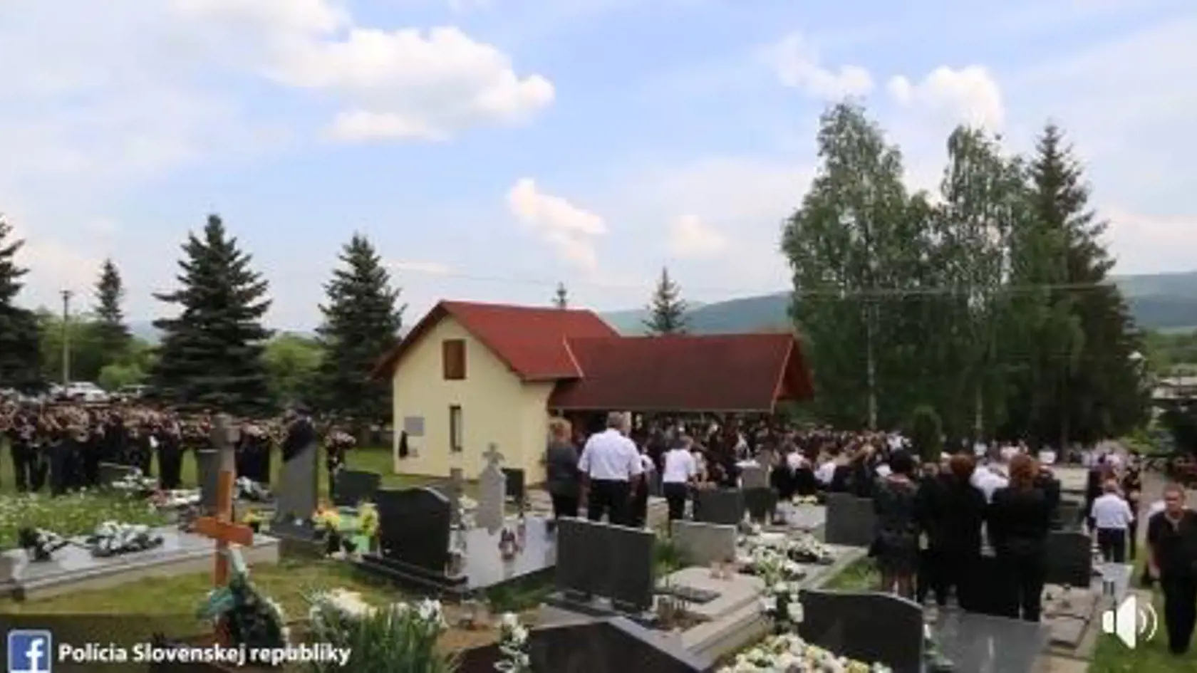 Na miesto oslavy narodenín si dnes prišli uctiť jeho pamiatku všetci jeho najbližší, jeho partnerka, kamaráti, susedia, známi, policajní funkcionári a ministerka vnútra.