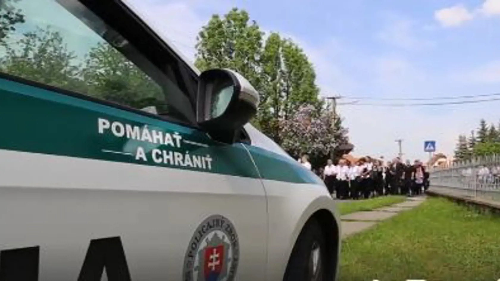 Na miesto oslavy narodenín si dnes prišli uctiť jeho pamiatku všetci jeho najbližší, jeho partnerka, kamaráti, susedia, známi, policajní funkcionári a ministerka vnútra.