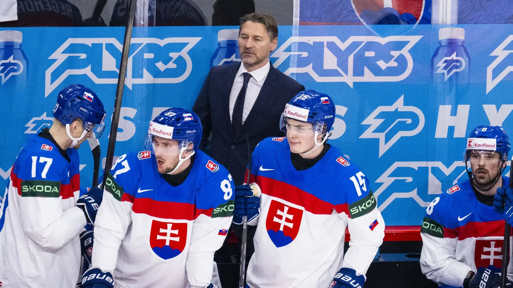 Na snímke slovenskí hokejisti zľava Matej Kašlík, Pavol Regenda, tréner slovenskej hokejovej reprezentácie Vladimír Országh, Dalibor Dvorský a Maxim Čajkovič sledujú zo striedačky zápas A-skupiny Fínsko - Slovensko.