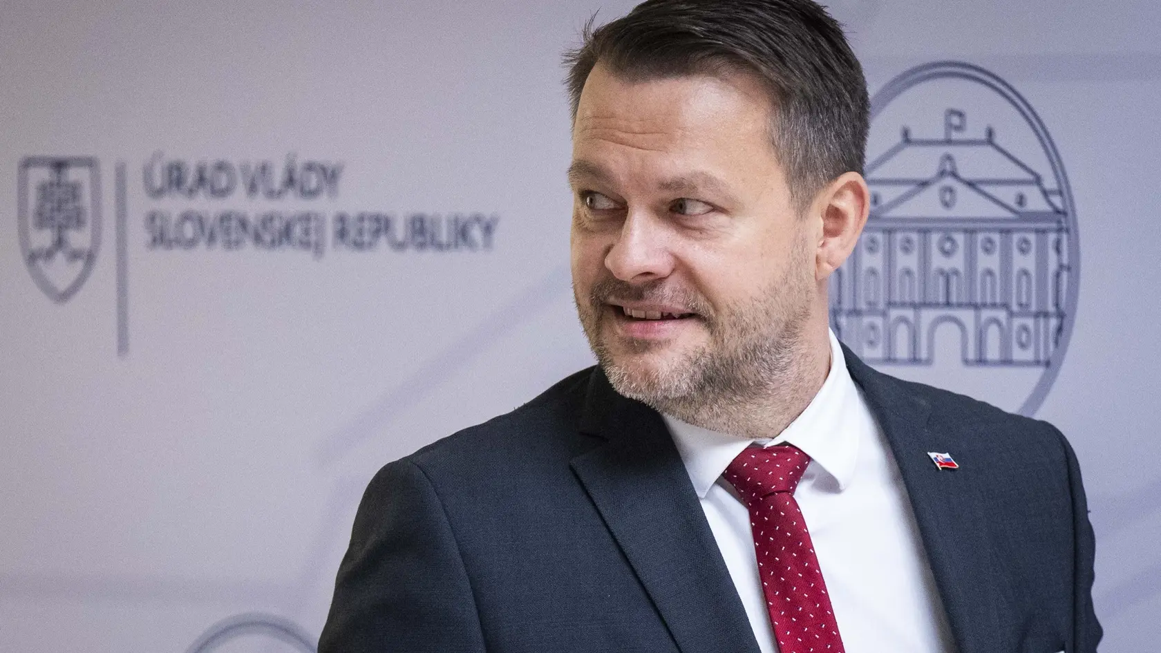 Na snímke nový minister investícií, regionálneho rozvoja a informatizácie Samuel Migaľ (nezávislý) odpovedá na otázky novinárov pred 83. zasadnutím Vlády SR v Bratislave v stredu 2. apríla 2025. FOTO TASR - Jakub Kotian