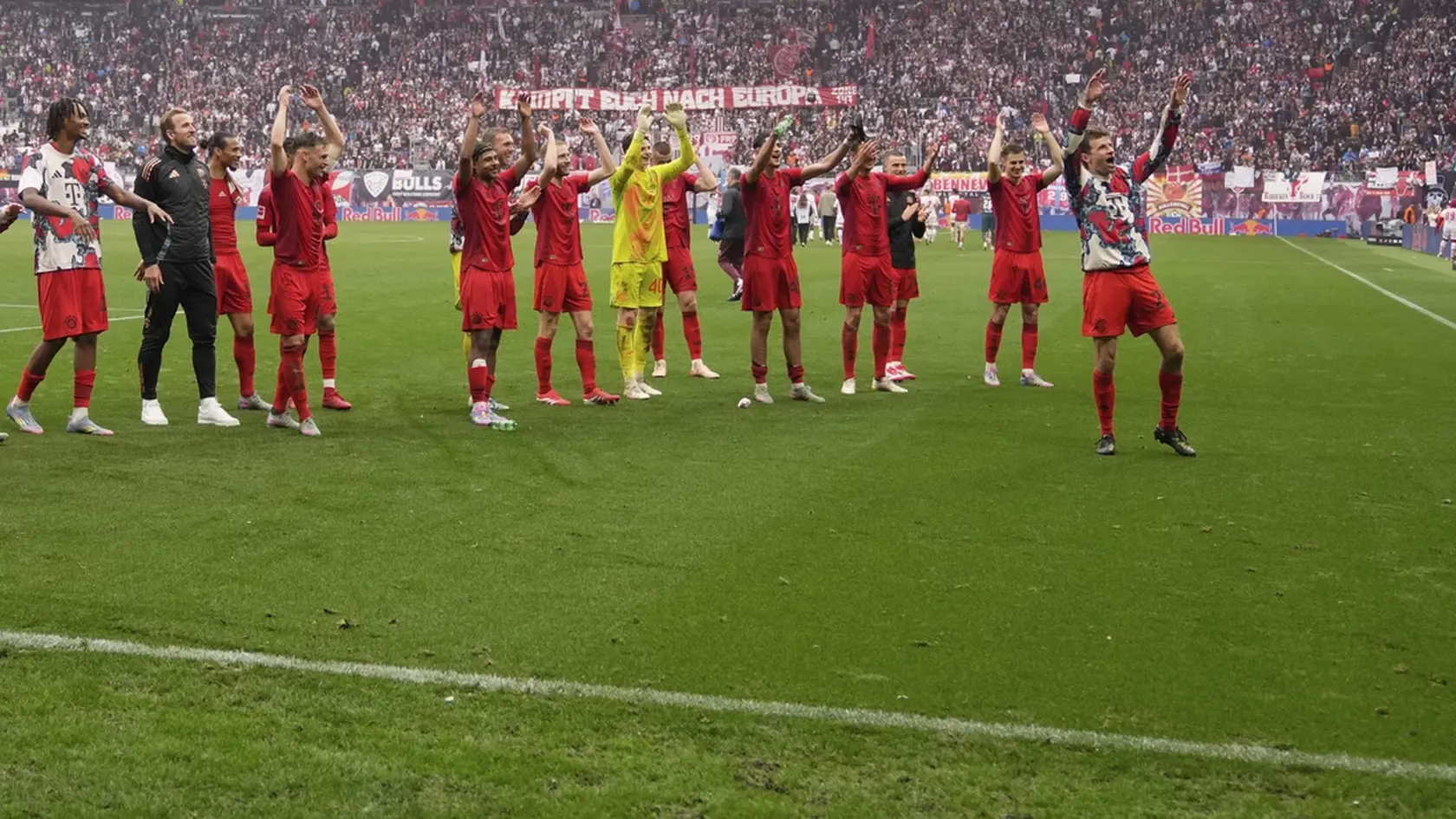 Hráči Bayernu ďakujú fanúšikom na konci zápasu nemeckej Bundesligy RB Lipsko – FC Bayern Mníchov v Lipsku 3. mája 2025.
