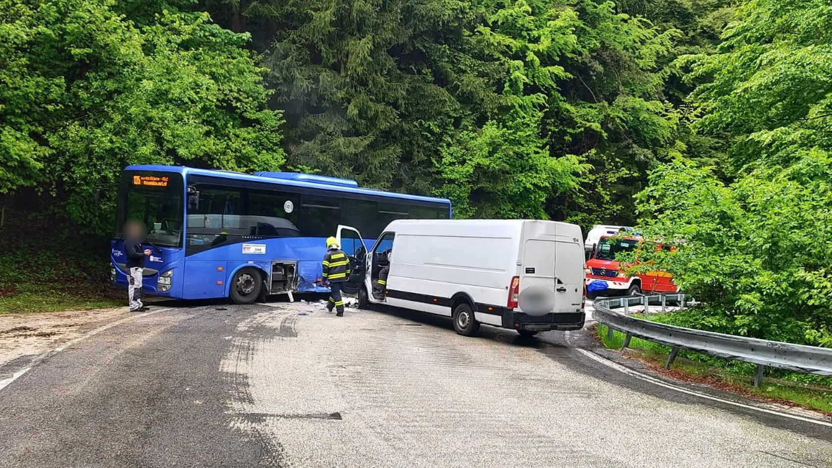 Cesta I/64 cez Fačkovské sedlo na hranici Žilinského a Trenčianskeho kraja je v pondelok predpoludním neprejazdná. Dôvodom je dopravná nehoda autobusu a dodávky.