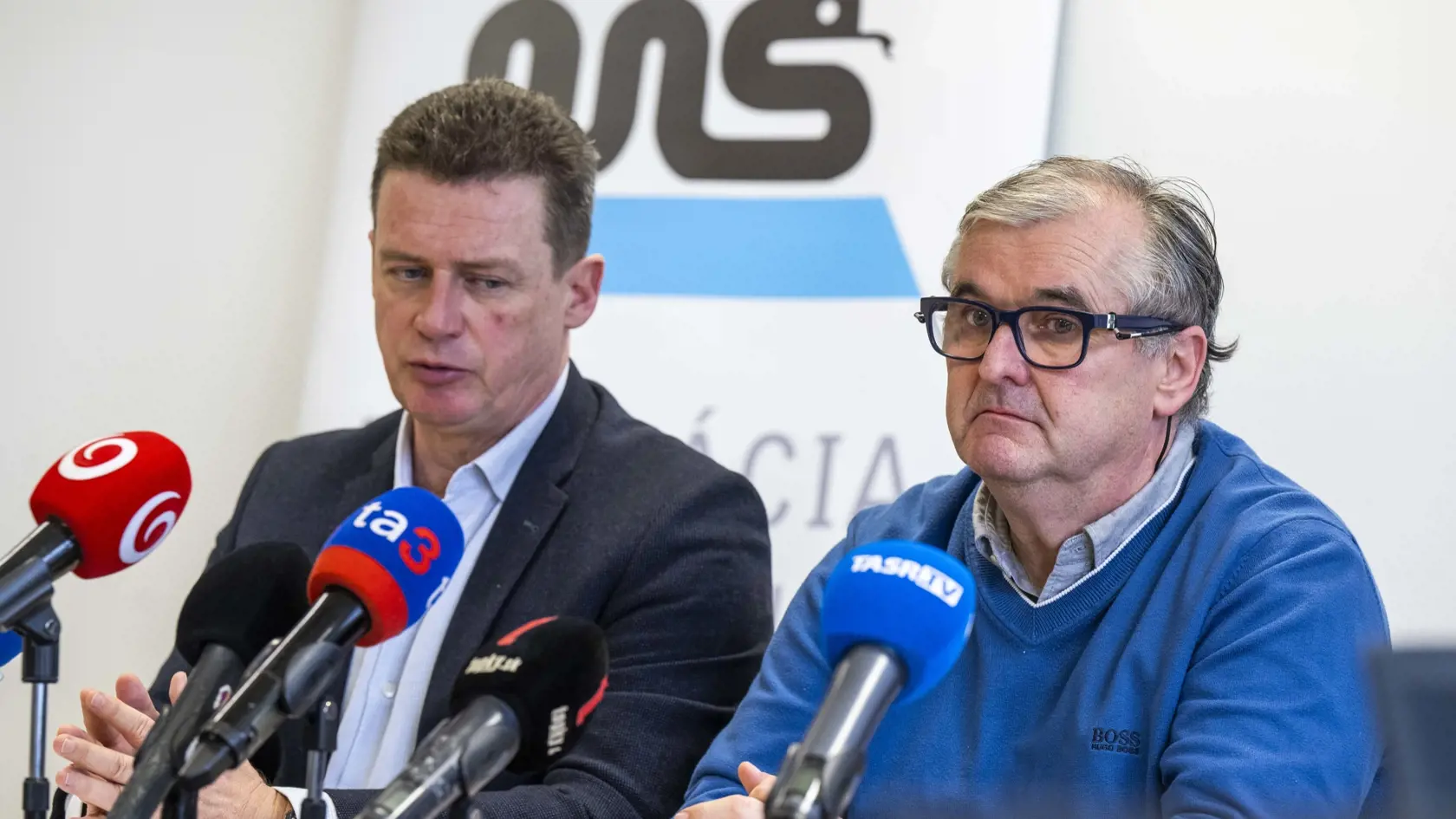 Na snímke zľava prvý viceprezident Asociácie nemocníc Slovenska (ANS) Igor Pramuk a prezident ANS Marián Petko počas tlačovej konferencie na tému Výpovede lekárov a aktuálna situácia v zdravotníctve 17. decembra 2024 v Bratislave. FOTO TASR - Jakub Kotian