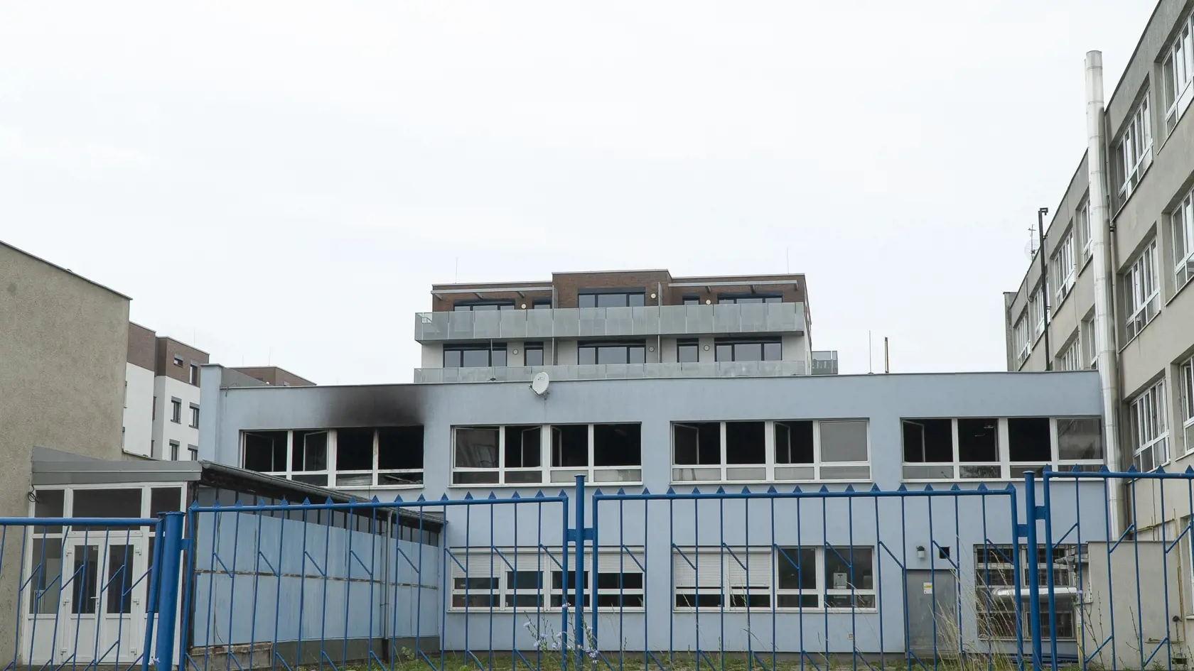 Na bratislavskej škole na Skalickej ulici došlo k sobotu (1.7.) k tragickému incidentu. V priestoroch zborovne vypukol požiar, ktorý sa začal šíriť ďalej. Privolaní hasiči po jeho uhasení našli na mieste telo muža bez známok života.