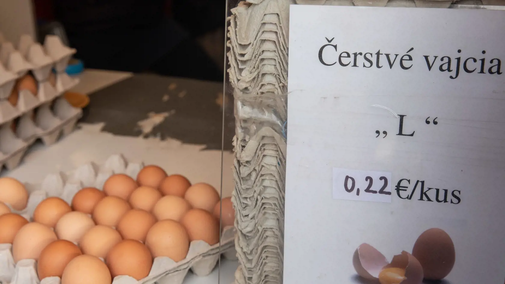  Na snímke je cenník vajec na bratislavskom trhovisku Miletičová.