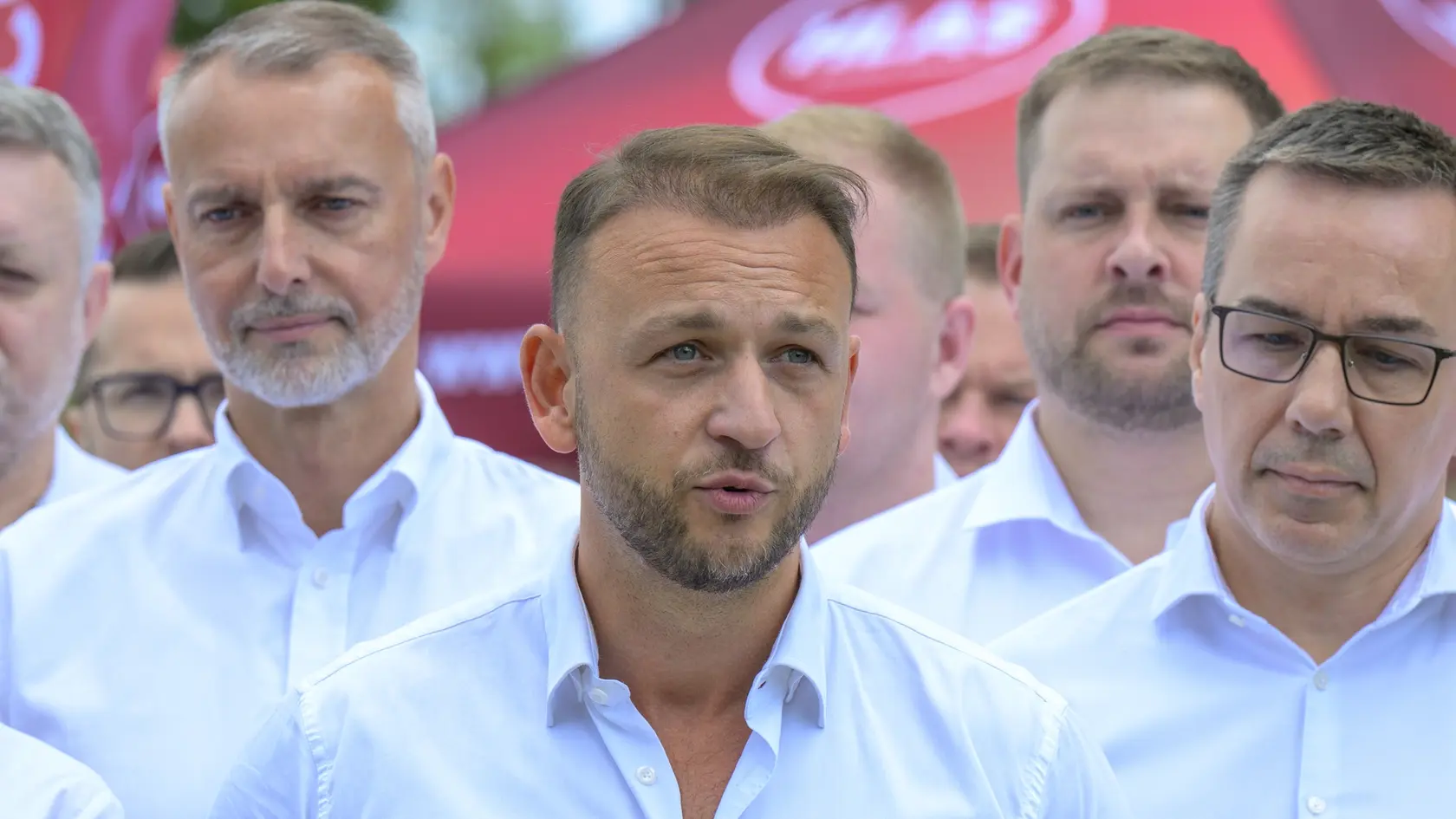 Na snímke uprostred minister vnútra SR Matúš Šutaj Eštok (Hlas-SD) počas tlačovej konferencie vládnych predstaviteľov zo strany Hlas-SD.