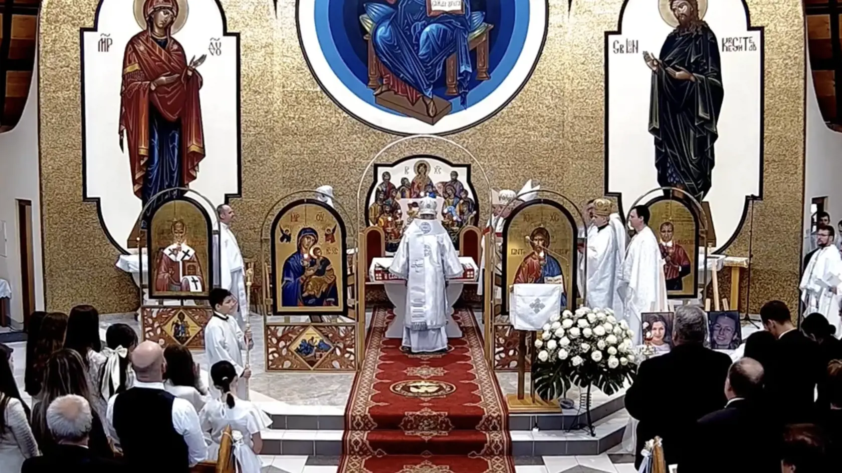 Najsmutnejší pohreb, aký tu kedy vystrojili! V Starej Ľubovni sa o 10. hodine začala posledná rozlúčka s tromi obeťami sobotňajšej tragickej nehody pri Spišskej Kapitule. Vyprevadiť Lucku (†17), Sofiu (†18) a Katku (†17) sa chystajú davy ľudí. Ťaživá clivota zahalila celé mesto.
