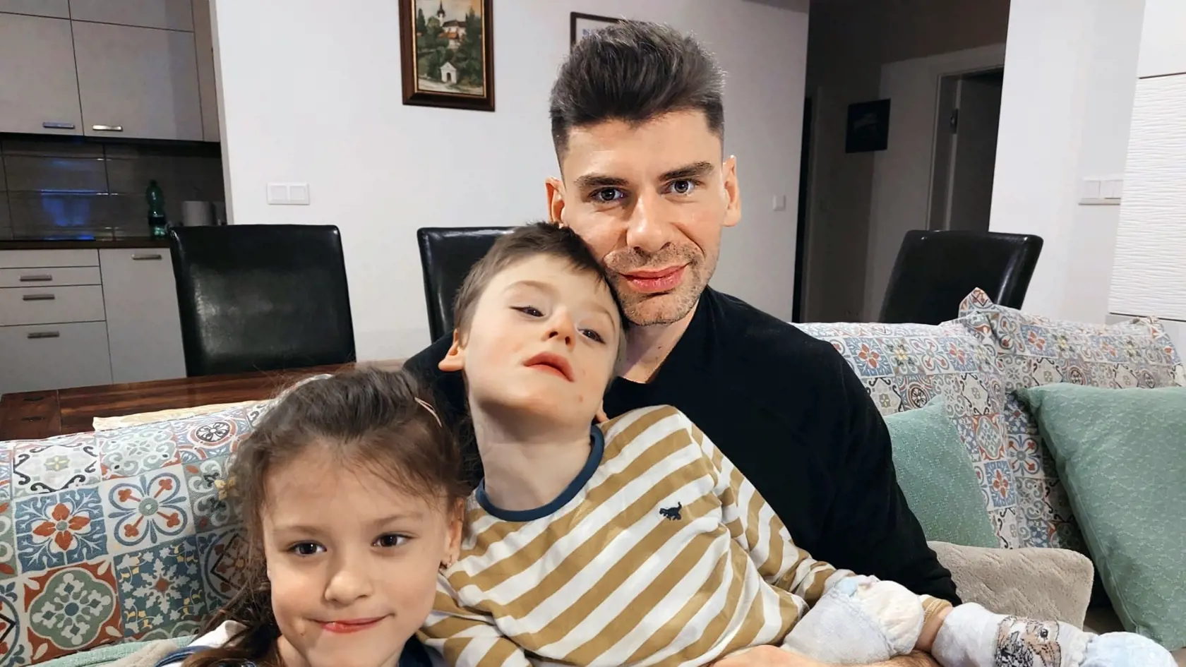 Hokejista Valach s dvojičkami - so synom Jerguškom a s dcérkou Amálkou