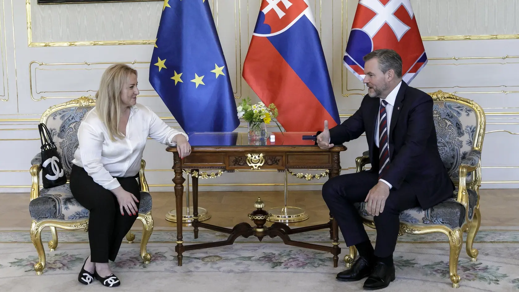 Na snímke generálna riaditeľka Slovenskej televízie a rozhlasu Martina Flašíková (vľavo) počas prijatia u prezidenta SR Petra Pellegriniho (vpravo) v Bratislave 18. júna 2025.