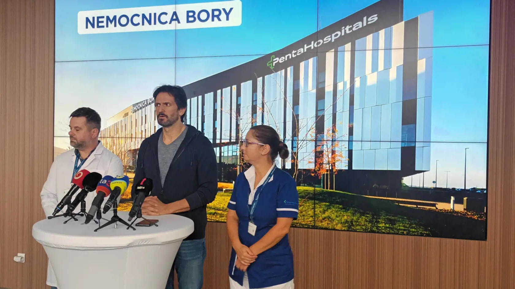 Minister obrany Robert Kaliňák inormuje o výbuchu vo Vojenskom a technickom skúšobnom ústave Záhorie.