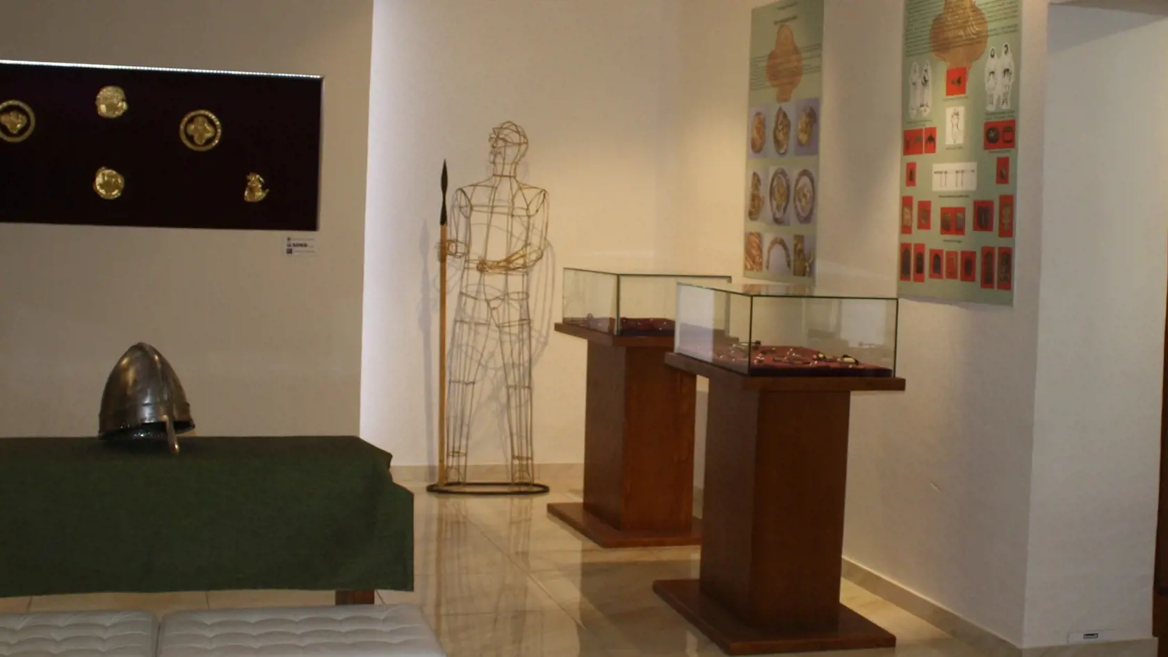Múzeum v Bojnej je možné vidieť veľmi vzácne exponáty najvýznamnejších archeologických nálezov z počiatkov našich národných dejín. Otvorené je denne od 10.00 do 16.00 hod, za vstupné zaplatí dospelý 1,00 €, deti, študenti a dôchodcovia 0,70 €.