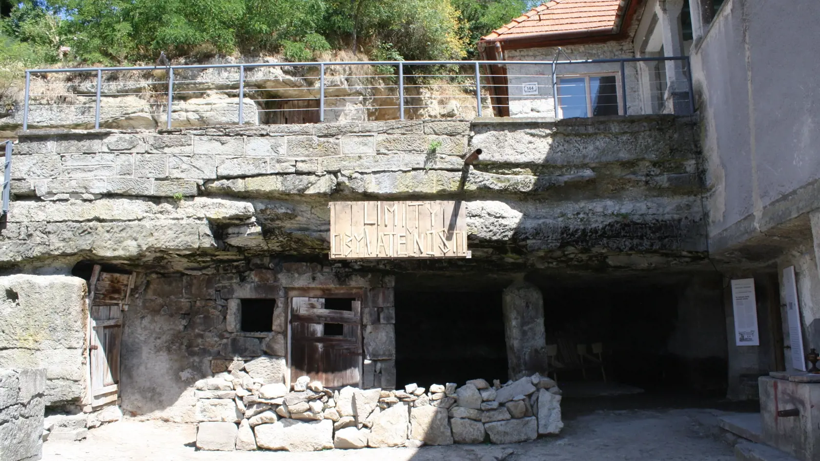 Obydlia vytesané do skaly najskôr slúžili ako ochrana pred Turkami, neskôr ako domy pre chudobných. Expozícia je otvorená na požiadanie denne od 9.00 do 16.00 hod, dospelý zaplatí za prehliadku 0,66 €, deti a dôchodcovia 0,33 €.