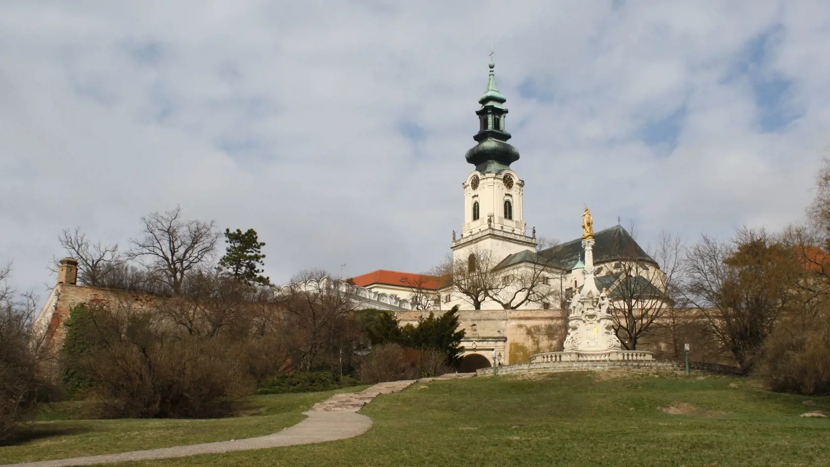 Najväčším skvostom mesta pod Zoborom je areál Nitrianskeho hradu s katedrálou sv. Emeráma, ktorý je dominantou mesta. Najdominantnejšie sa pod jej vzhľad podpísala radikálna ranobaroková prestavba chrámu za biskupa Jána Telegdiho v 17. storočí. Počas nej vznikol výškovo odstupňovaný katedrálny komplex. Ladislav Adam Erdödy, biskup a uhorský kancelár, zavŕšil toto dielo bravúrnou umeleckou výzdobou, ktorá radí dnes katedrálu k najkrajším príkladom barokovej výzdoby na Slovensku. Patrónmi katedrály sú svätí Emerám, Andrej-Svorad a Beňadik. Návštevníci majú možnosť prezrieť si okrem katedrály aj Diecézne múzeum, Kazematy, Vežu a hradné nádvorie. Hradisko pri ňom je už z roku 871. Na prehliadku celého areálu môžete ísť v lete počas celého týždňa od 6.00 do 19.00 hod, vstupné je pre dospelého 4,00 € a zľavnené 2,00 €.