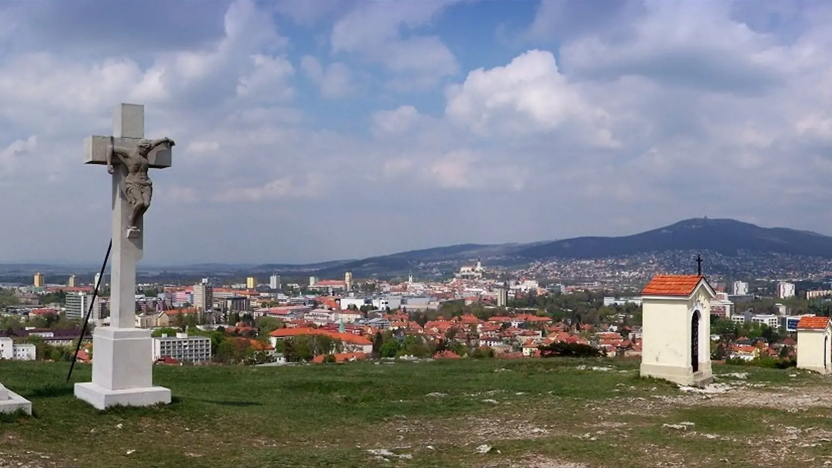 Jednou z dominánt a turistami Nitry hojne navštevovanou je aj kalvária, z ktorej je krásny výhľad na mesto.