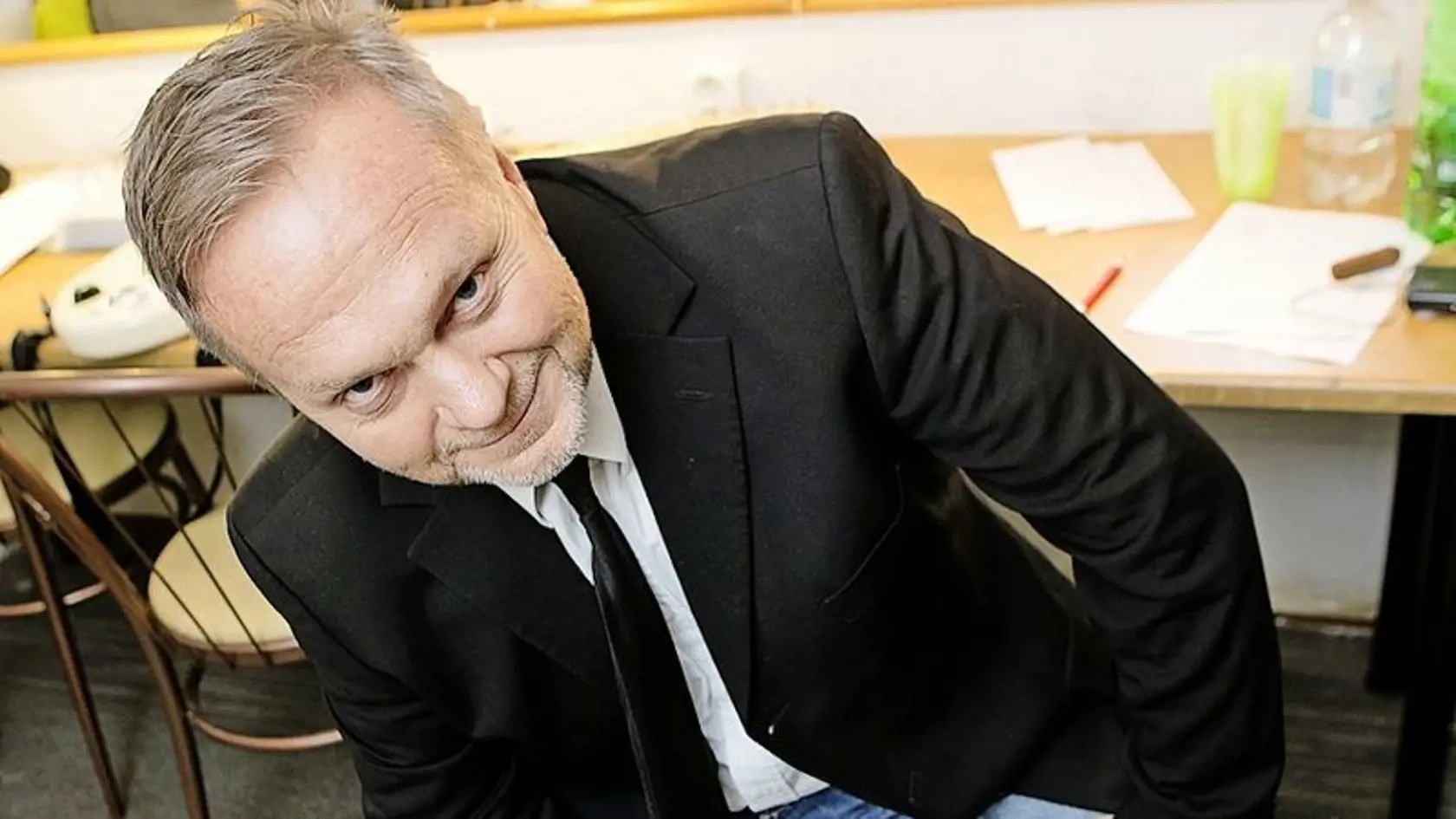 Pripravený. Janko má na sebe jednu z piatich amerických košieľ.