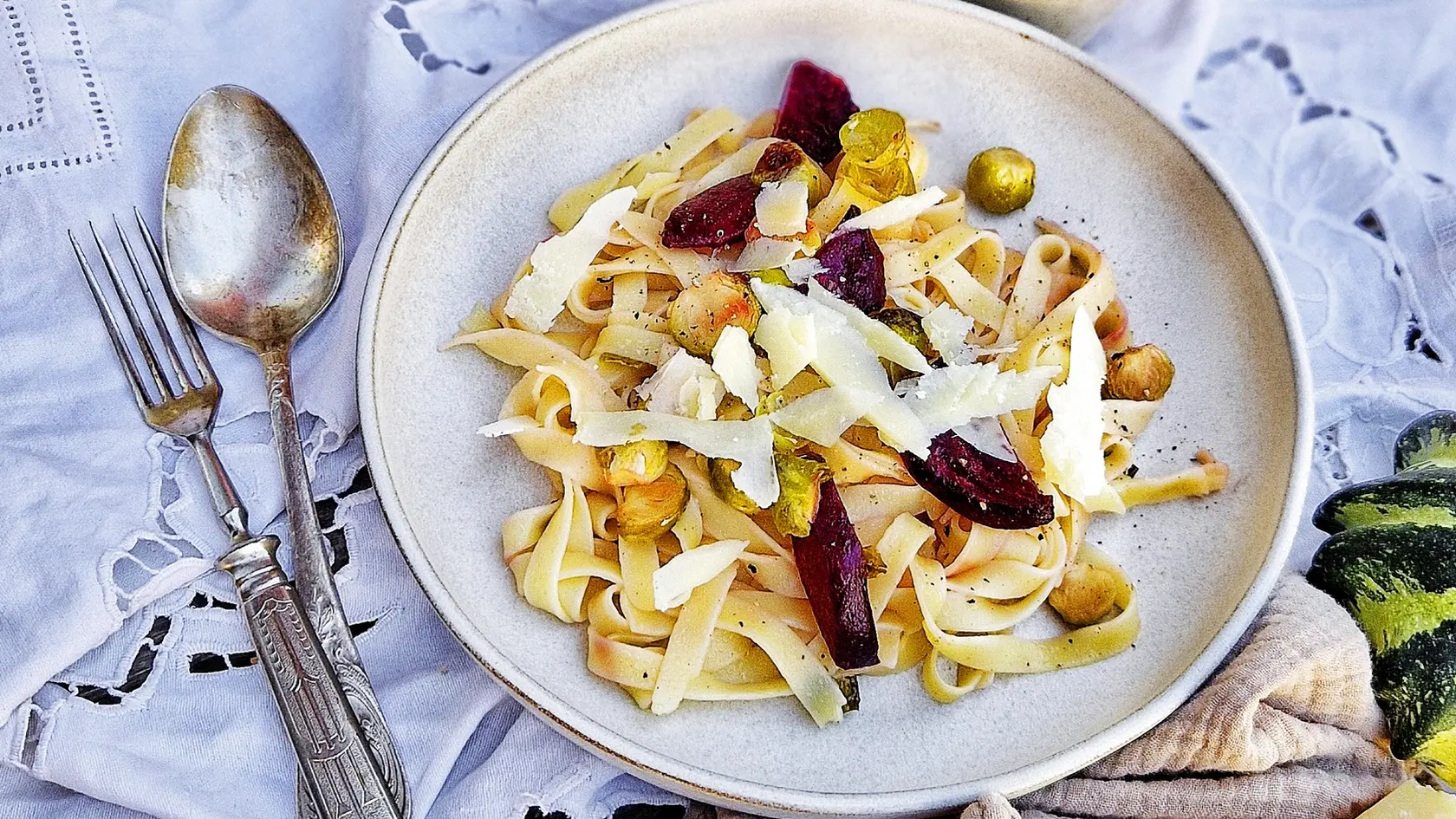 Tagliatelle s pečenou cviklou a ružičkovým kelom.