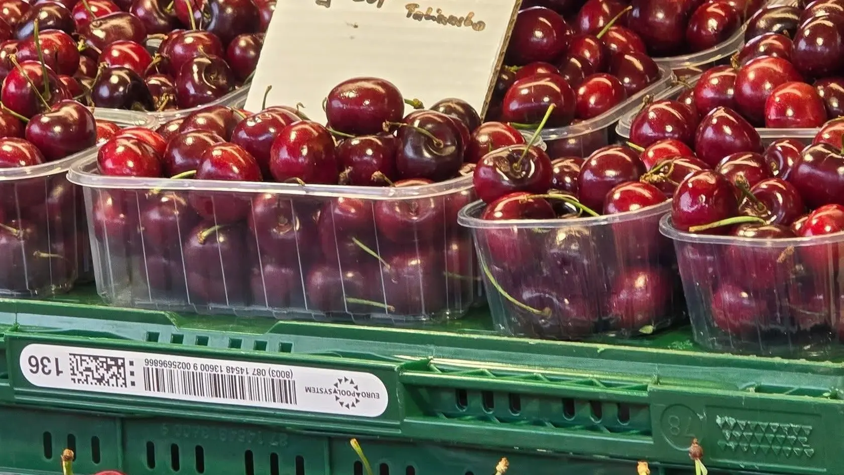Bratislavčan zostal v šoku, keď uvidel, koľko pýtajú za kilogram čerešní na Trhovisku Miletičova.