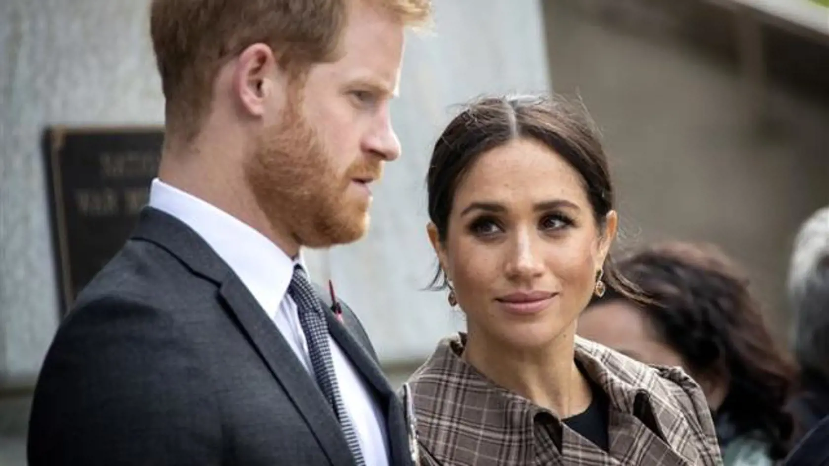 Meghan Markle sa musela veľa učiť, aby zvládla kráľovský protokol.
