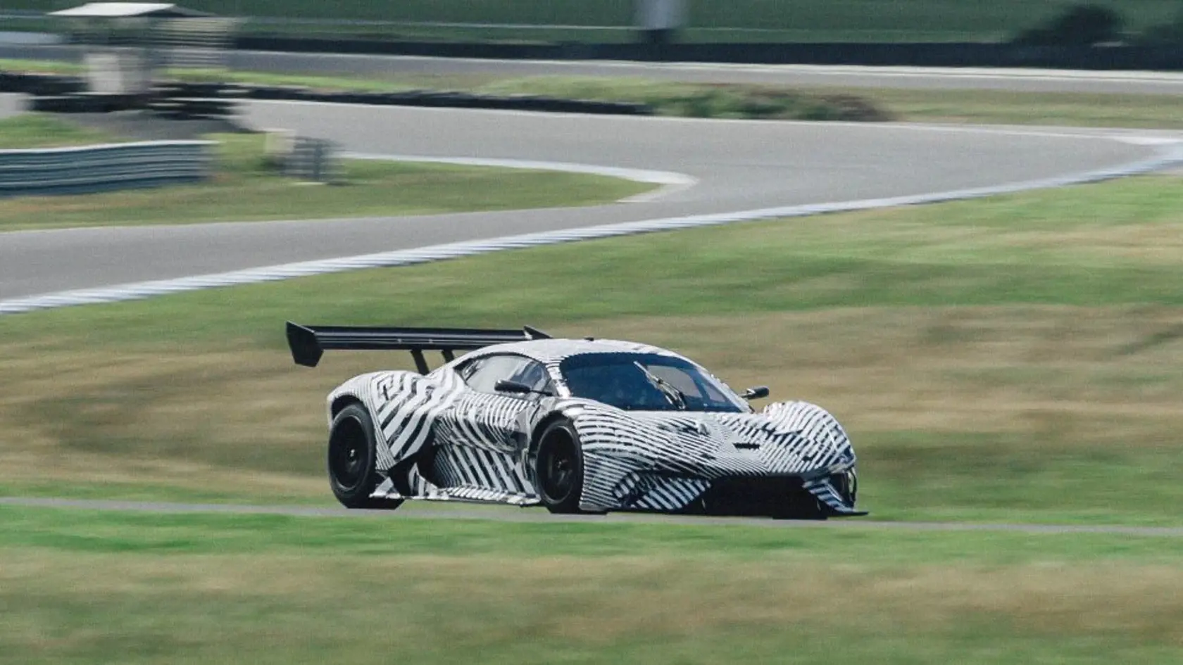 Brabham BT62 počas vysoko-rýchlostných testov na okruhu
