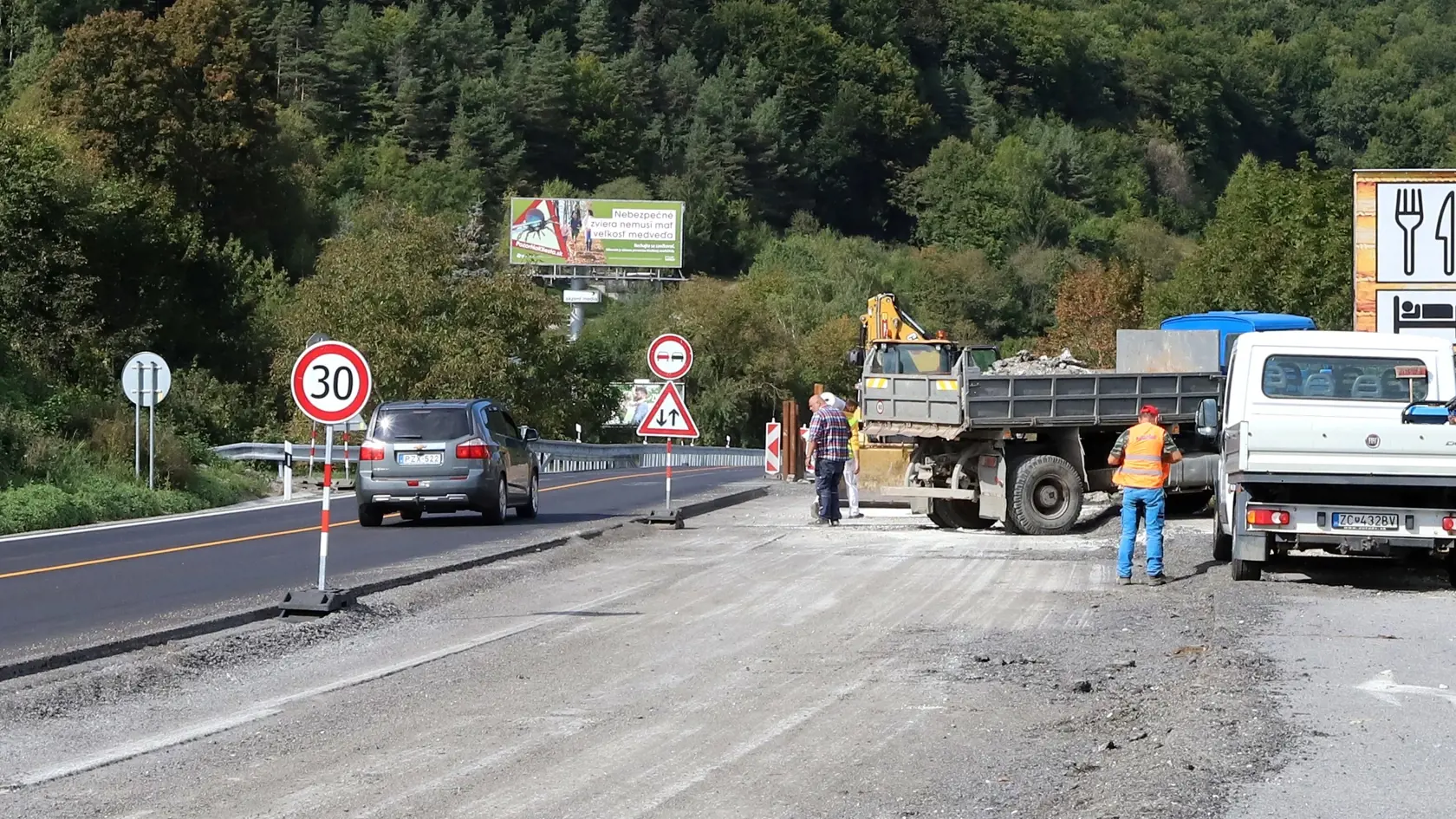 Slovenská správa ciest (SSC) vykonáva komplexnú rekonštrukciu cesty I/59 v smere od Banskej Bystrice až po križovatku v Uľanke v smere na Donovaly a Šturec. Rekonštrukcia potrvá minimálne do konca tohto roka. Na snímke práce na ceste I/59 v banskobystrickej mestskej časti Uľanka pred odbočkou na horský priechod Donovaly a Šturec 15. októbra 2023.