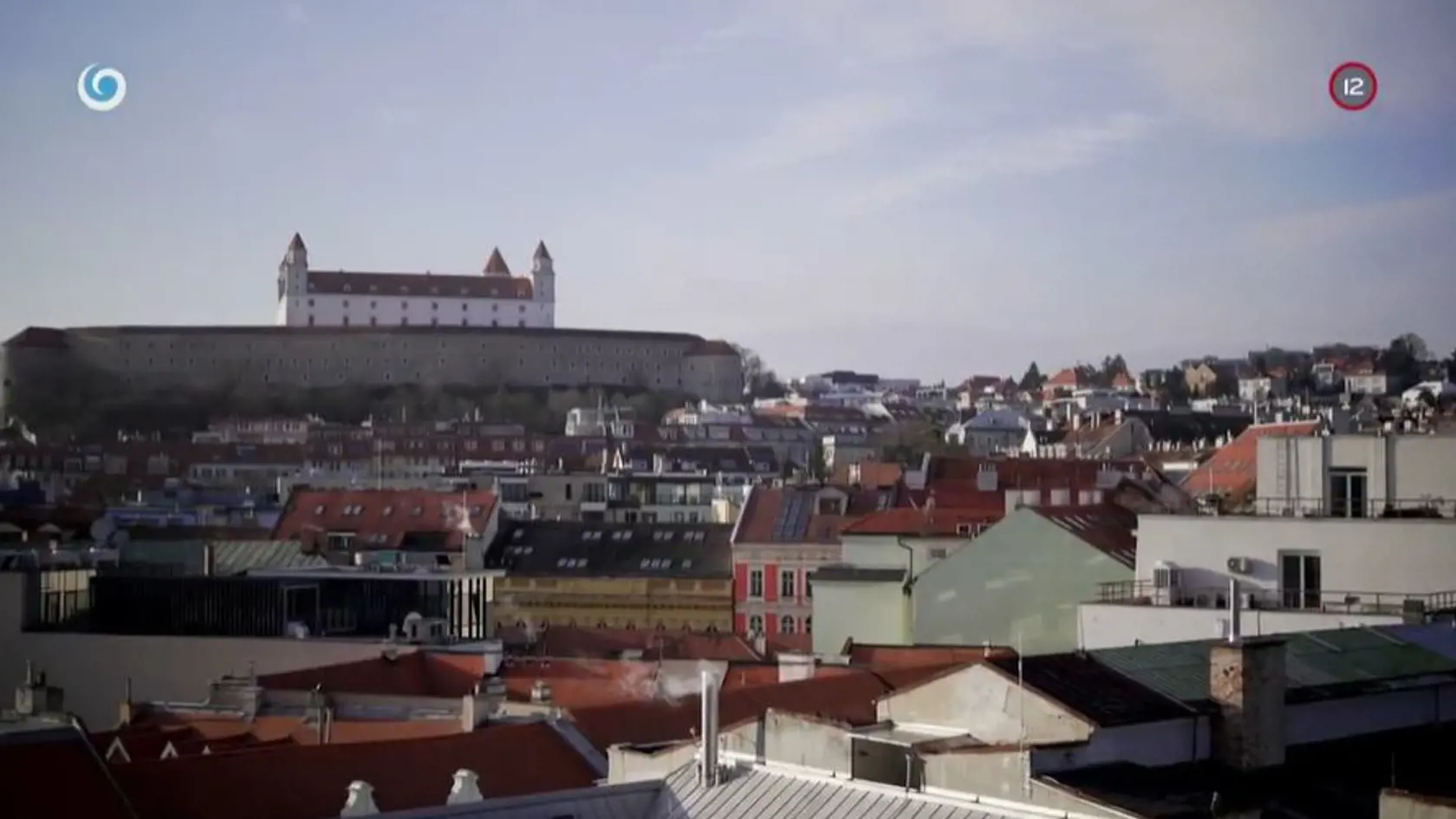 Martin má z bytu krásny výhľad na Bratislavu. Dokonca vidí aj na hrad.