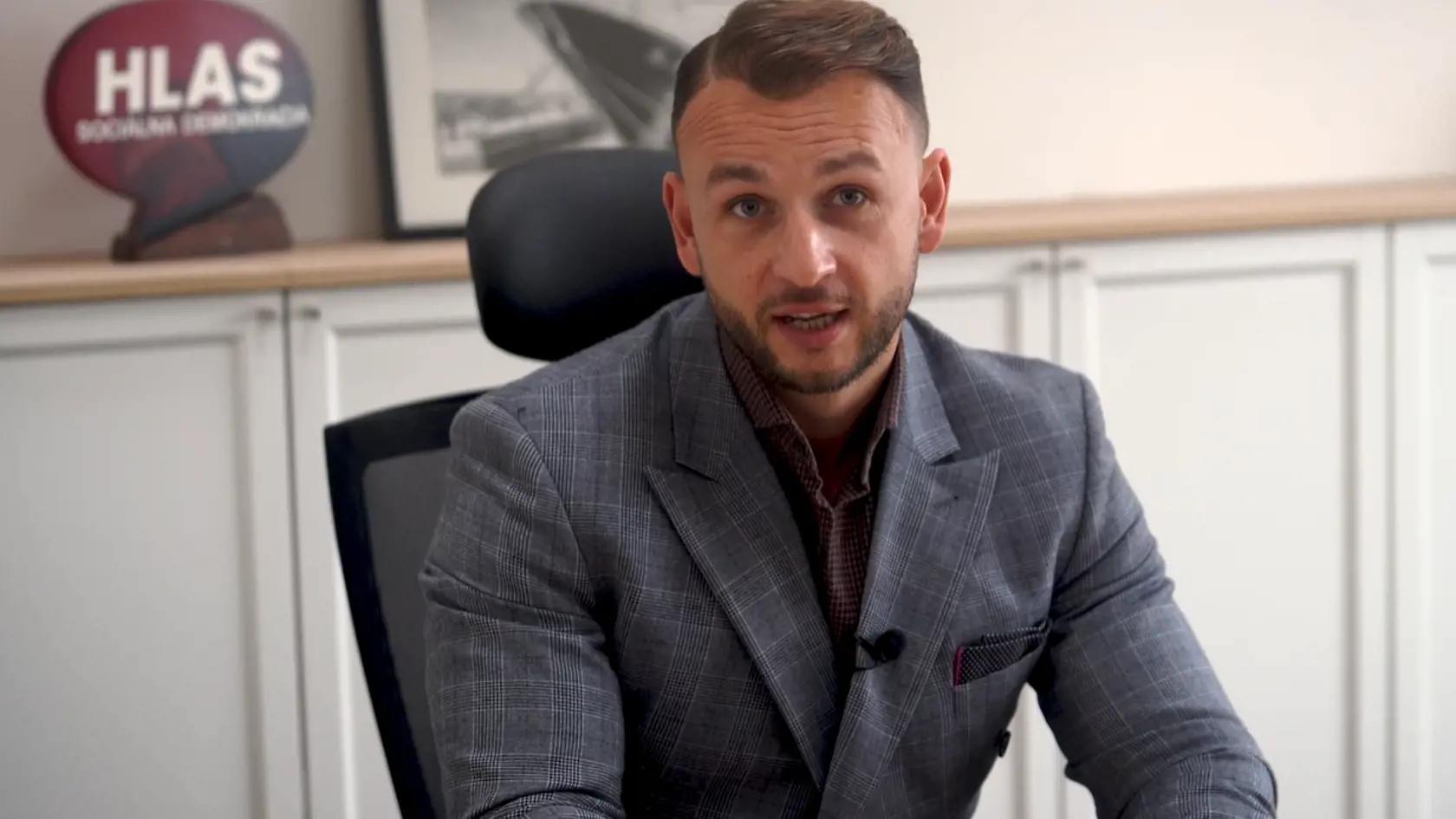 „Naše podozrenia z porušenia zákona v septembri potvrdil aj samotný Úrad pre verejné obstarávanie. Podľa úradu neexistoval žiaden dôvod na to, aby ministerstvo obišlo zákon a narýchlo zadalo tučnú zákazku malej stratovej firmičke z Bratislavy,“ vraví Šutaj Eštok.