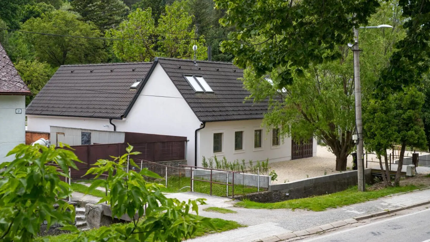 Chalupa Dominiky Cibulkovej v záhorskej obci Plavecké Podhradie je naozaj efektná.