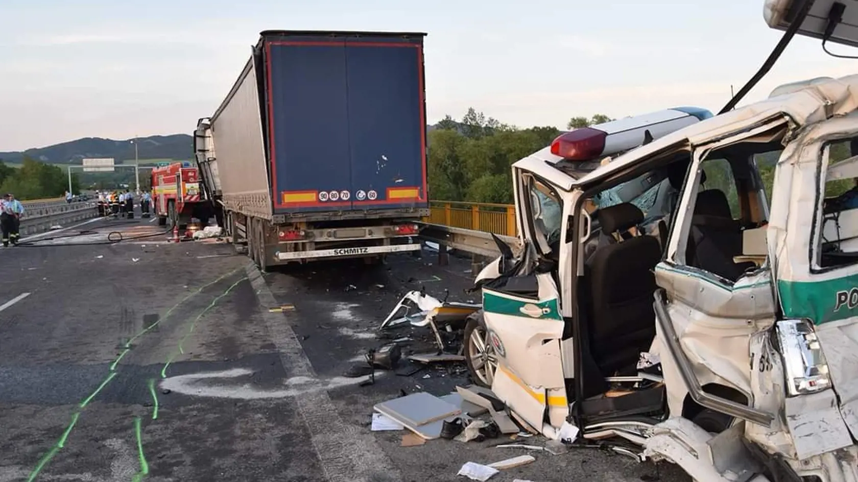 Policajné auto zostalo po nehode zničené.