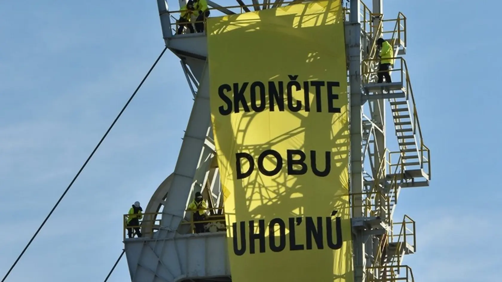 Nenásilný protest aktivistov Greenpeace Slovensko z roku 2018 má dohru pred súdom v Prievidzi. Spoločnosť Hornonitrianske bane Prievidza (HBP ) žaluje štyroch aktivistov. Boli súčasťou  12-členného medzinárodný tímu, ktorý v roku 2018 vyvesili na na ťažnú vežu 15-metrov dlhý transparent s odkazom: skončite dobu uhoľnú.
