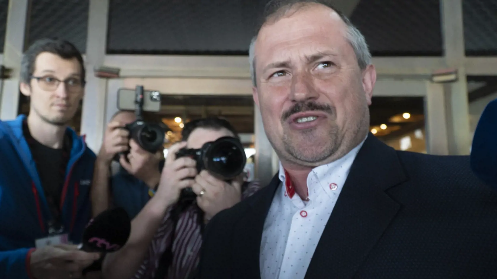 Marian Kotleba sa dnes dobýjal do parlamentu aj napriek tomu, že mu zanikol poslanecký mandát.