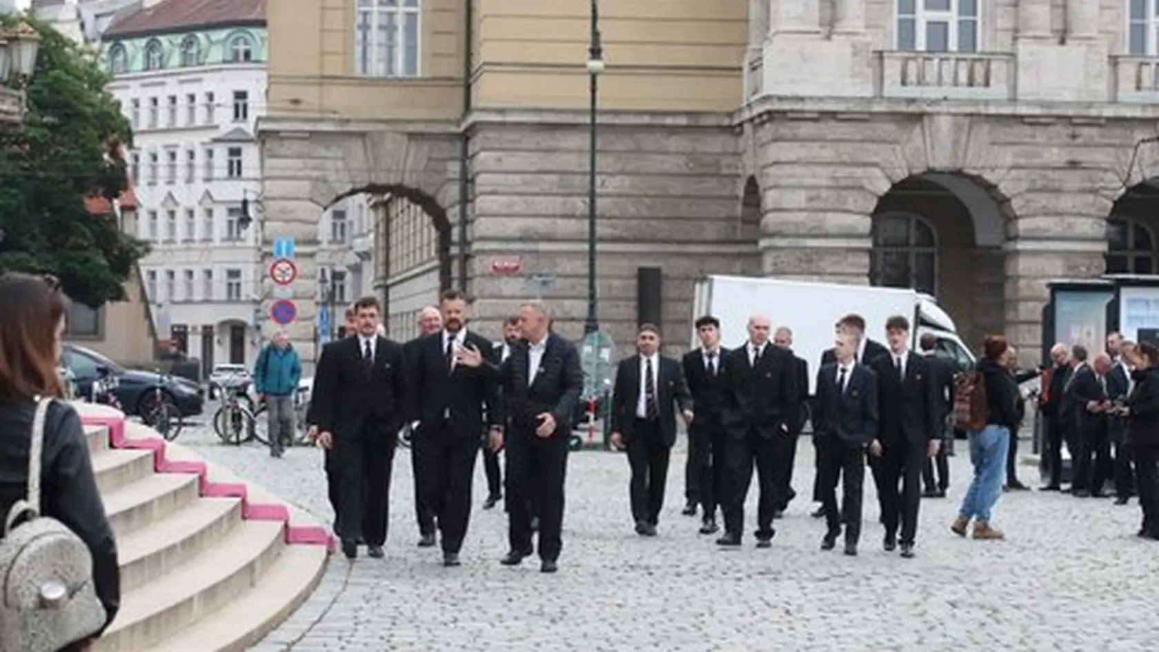 K Rudolfinu ľudia prichádzajú už od rána.