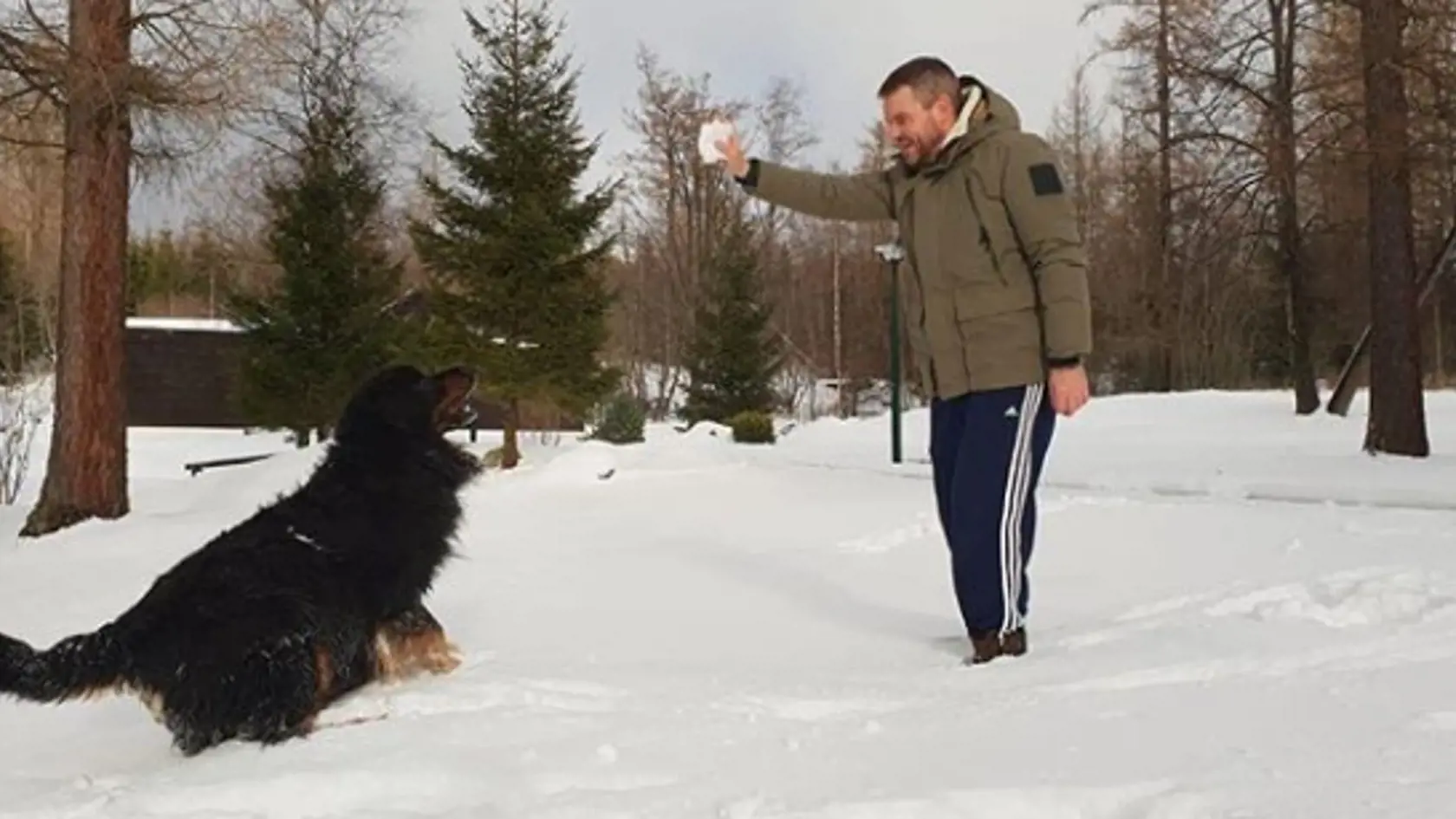Neformálne oblečený Peter Pellegrini.