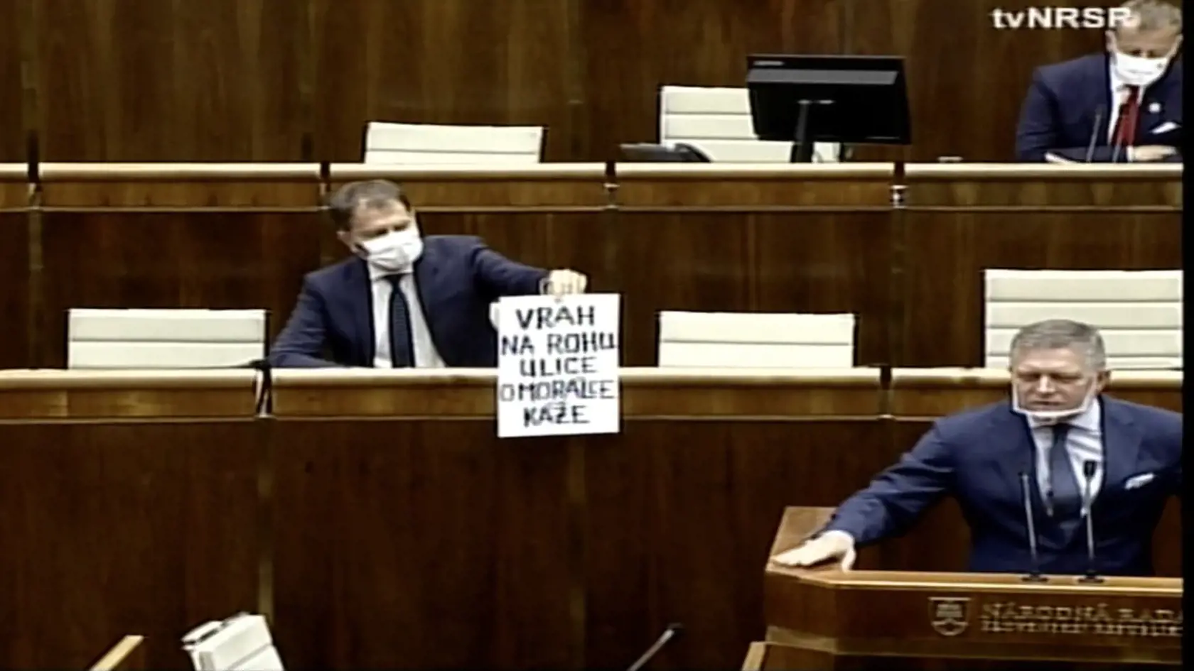 Igor Matovič ukázal šéfovi opozičného Smeru-SD Robertovi Ficovi v rokovacej sále Národnej rady (NR) SR plagát, na ktorom bolo ručne napísané "vrah na rohu ulice o morálce káže". Fico mal práve úvodnú reč k návrhu na odvolanie ministra vnútra Romana Mikulca (OĽANO).