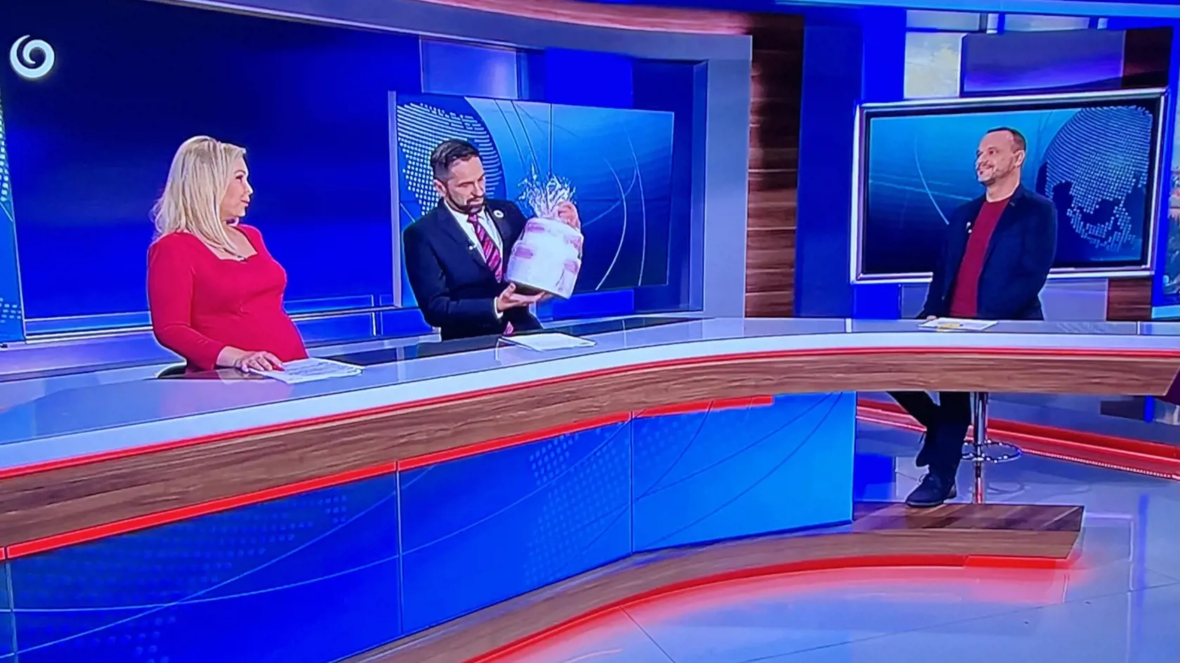Posledné vysielanie. Lucia Barmošová odchádza na materskú a kolega Ján Mečiar jej odovzdal plienkovú tortu.