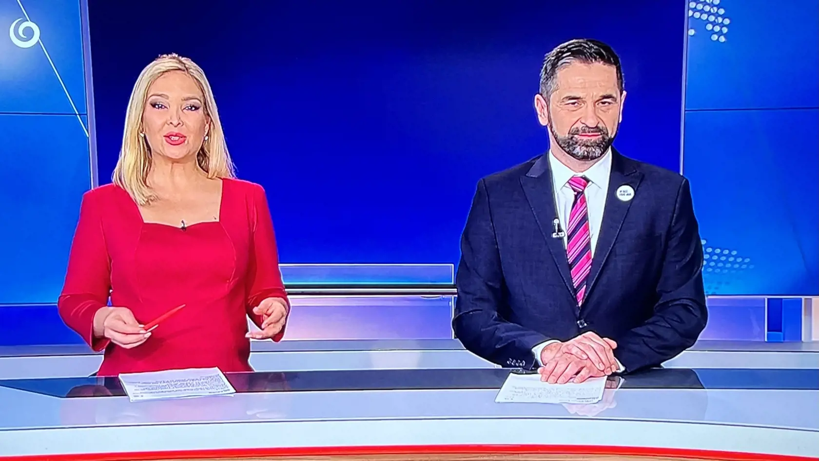 Posledné vysielanie. Lucia Barmošová odchádza na materskú a kolega Ján Mečiar jej odovzdal plienkovú tortu.