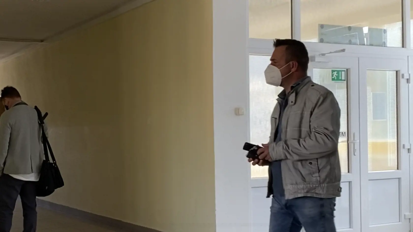 Starosta obce Vyšný Mirošov (okres Svidník) Michal Petraník prichádza 1. 6. 2021 na pojednávanie na svidnícky okresný súd. Už takmer 8 rokov čelí stíhaniu za to, že posielal obecné peniaze na súkromné účty. Medzitým mu vzniesli niekoľko ďalších obžalôb aj obvinení.