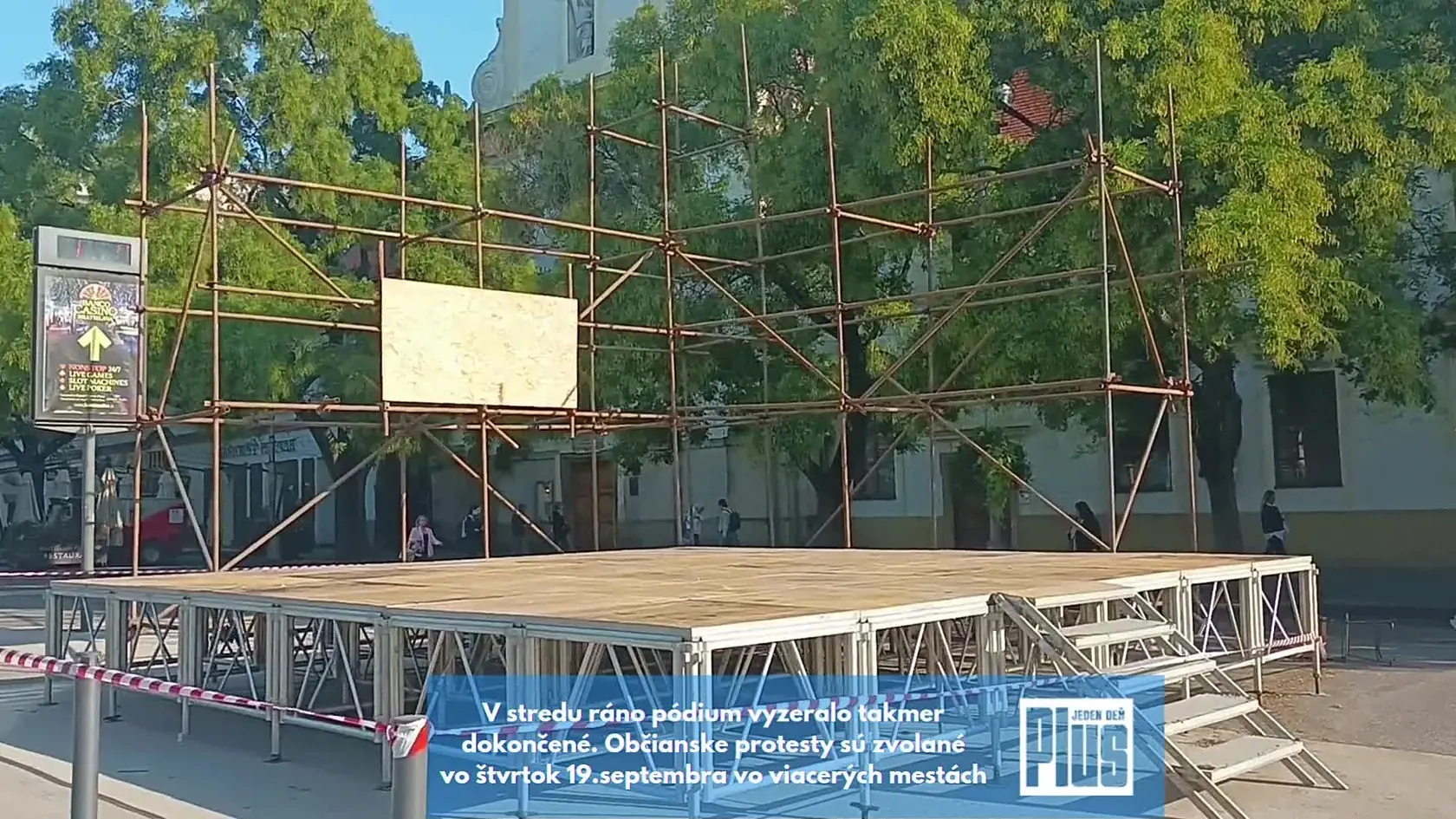 Otvorená kultúra sa pripravuje na občianske protesty. Takéto pódium stavajú v Bratislave (2)