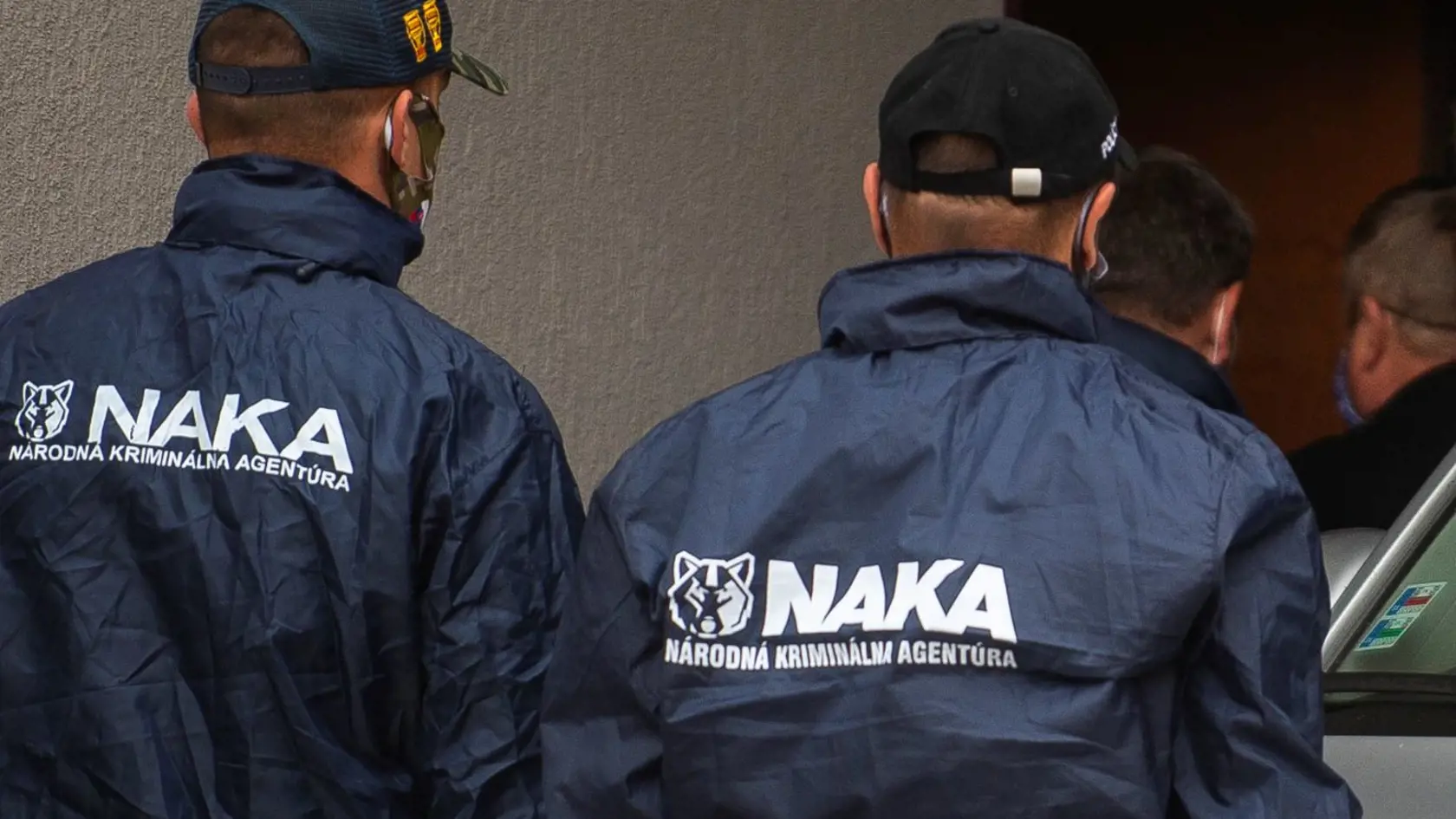 Na snímke policajná eskorta a príslušníci Národnej kriminálnej agentúry (NAKA)