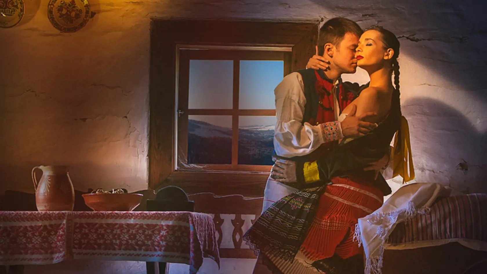 Horúce bozky, dotyky, odhalené telá. Fotky folkloristov z Podduklianskeho umeleckého súbou z Prešova s nádychom erotiky budú zdobiť jednotlivé mesiace kalendára na rok 2021.