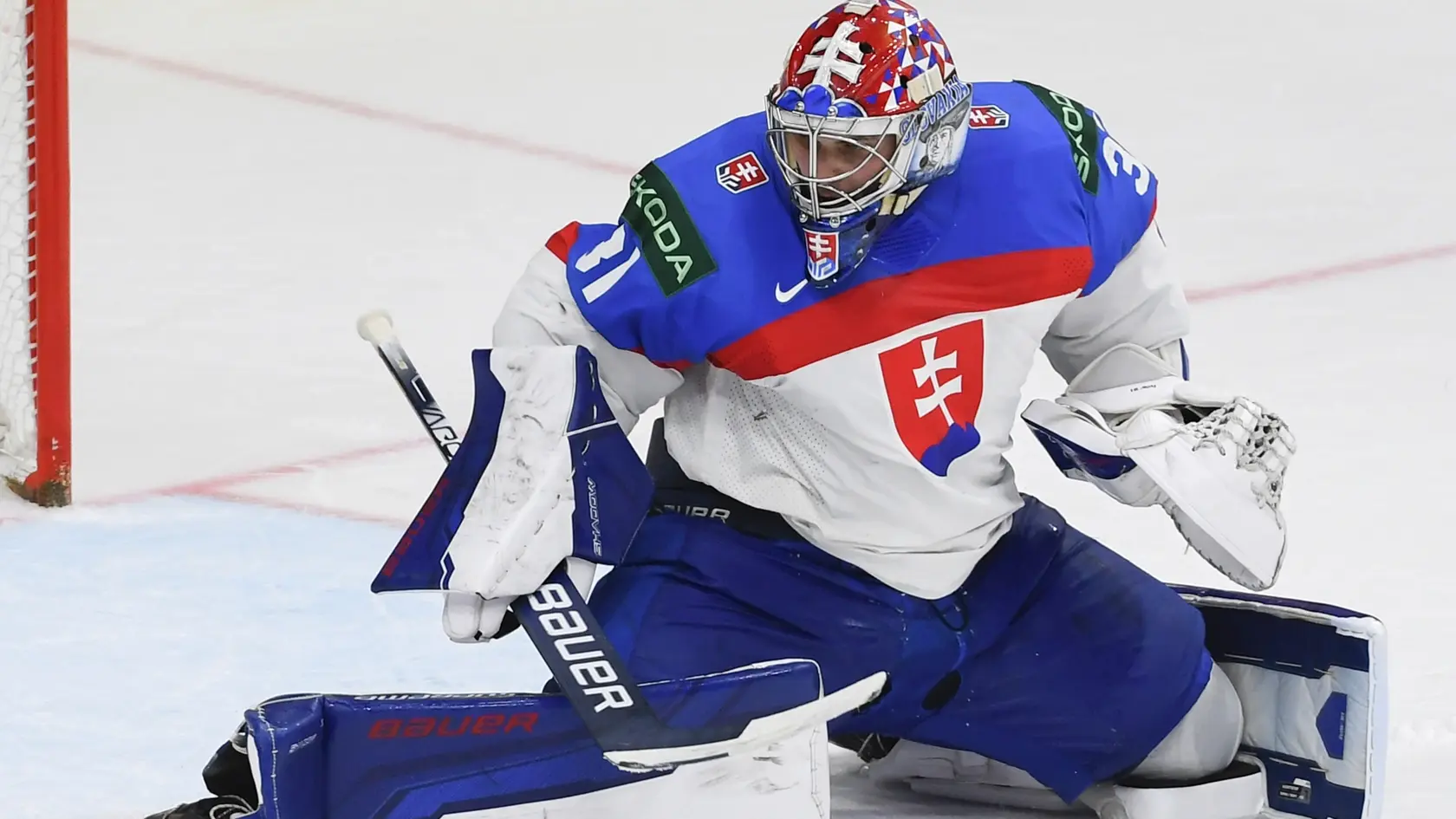Slovenský hokejový brankár Samuel Hlavaj nastúpi v bránke proti Slovinsku.