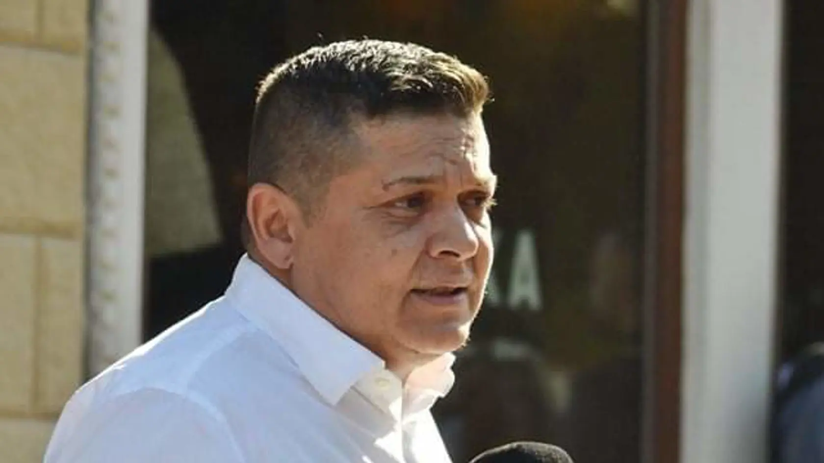 Erik Hilár Lakatošovie zverejnil odporné video z usmrtenia šteniatka.