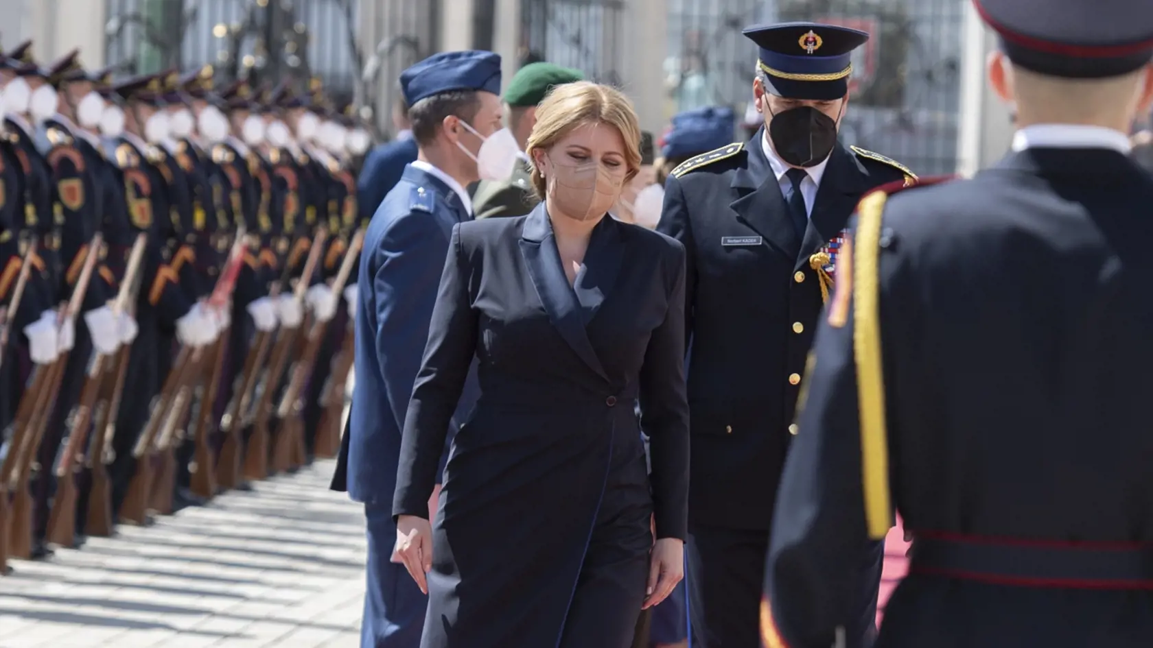Prezidentka Zuzana Čaputová počas ceremónie udeľovania medailí vojačkám a vojakom, ktorí sa vyznamenali vynaloženým úsilím počas pandémie nového koronavírusu 4. mája 2021 na nádvorí Prezidentského paláca v Bratislave.