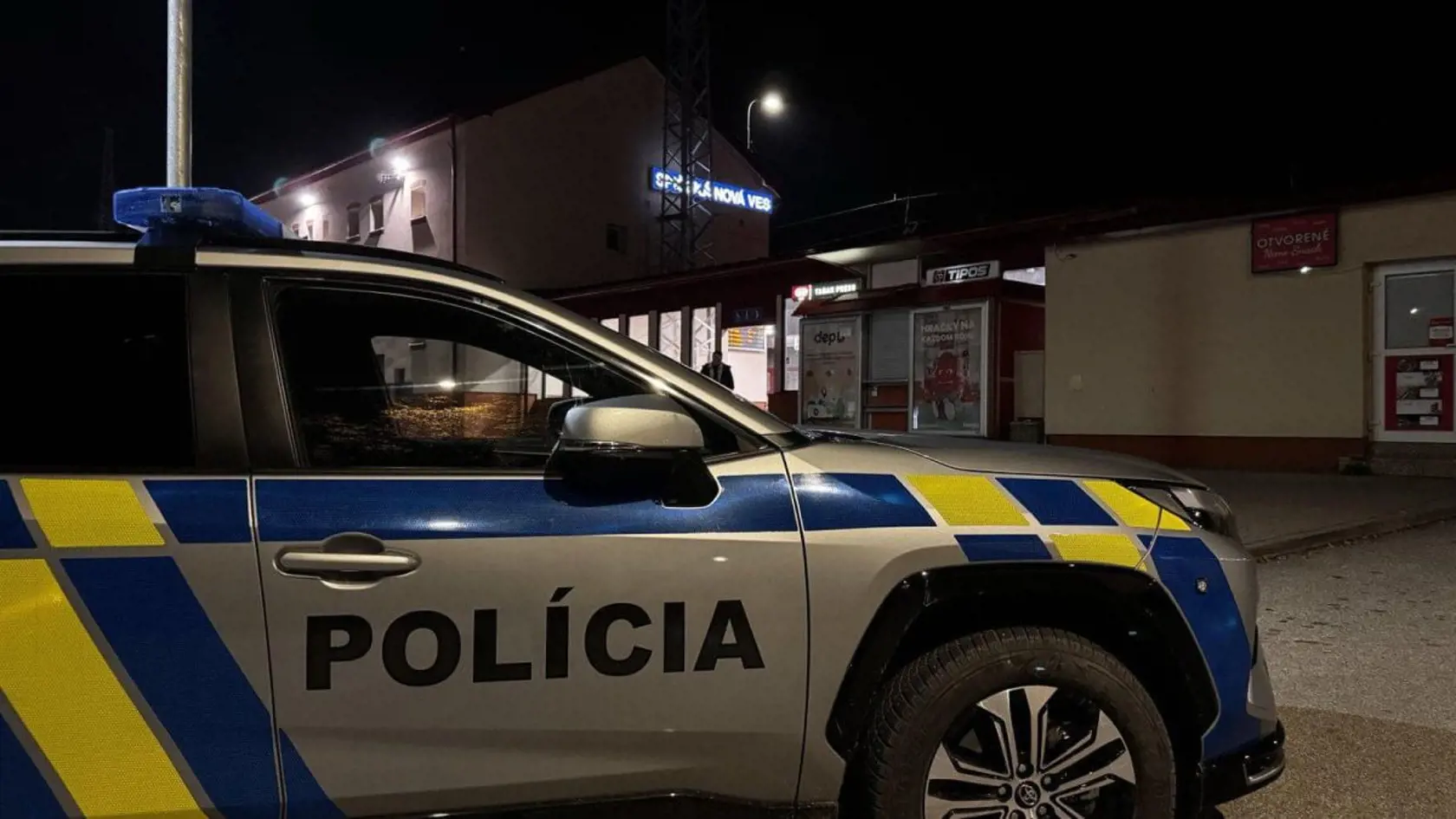 Útočníka chytili traja muži a momentálne je v rukách polície.