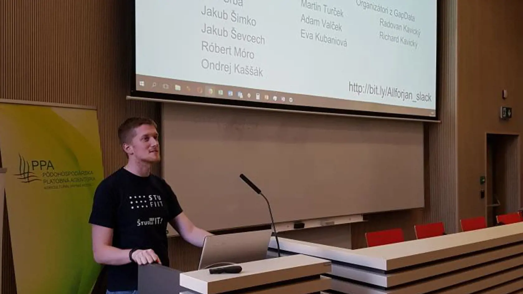Spoluorganizátor hackathonu AllforJan a prodekan Fakulty informatiky a informačných technológií STU Peter Pištek.