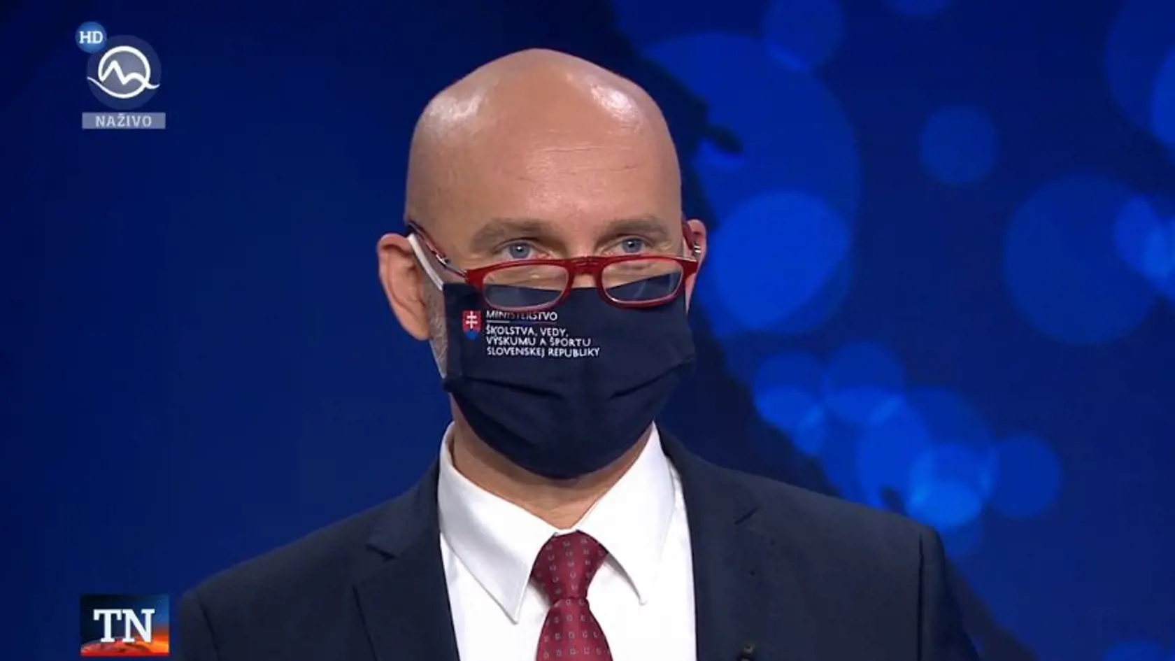Minister v priamom prenose šliapol vedľa.