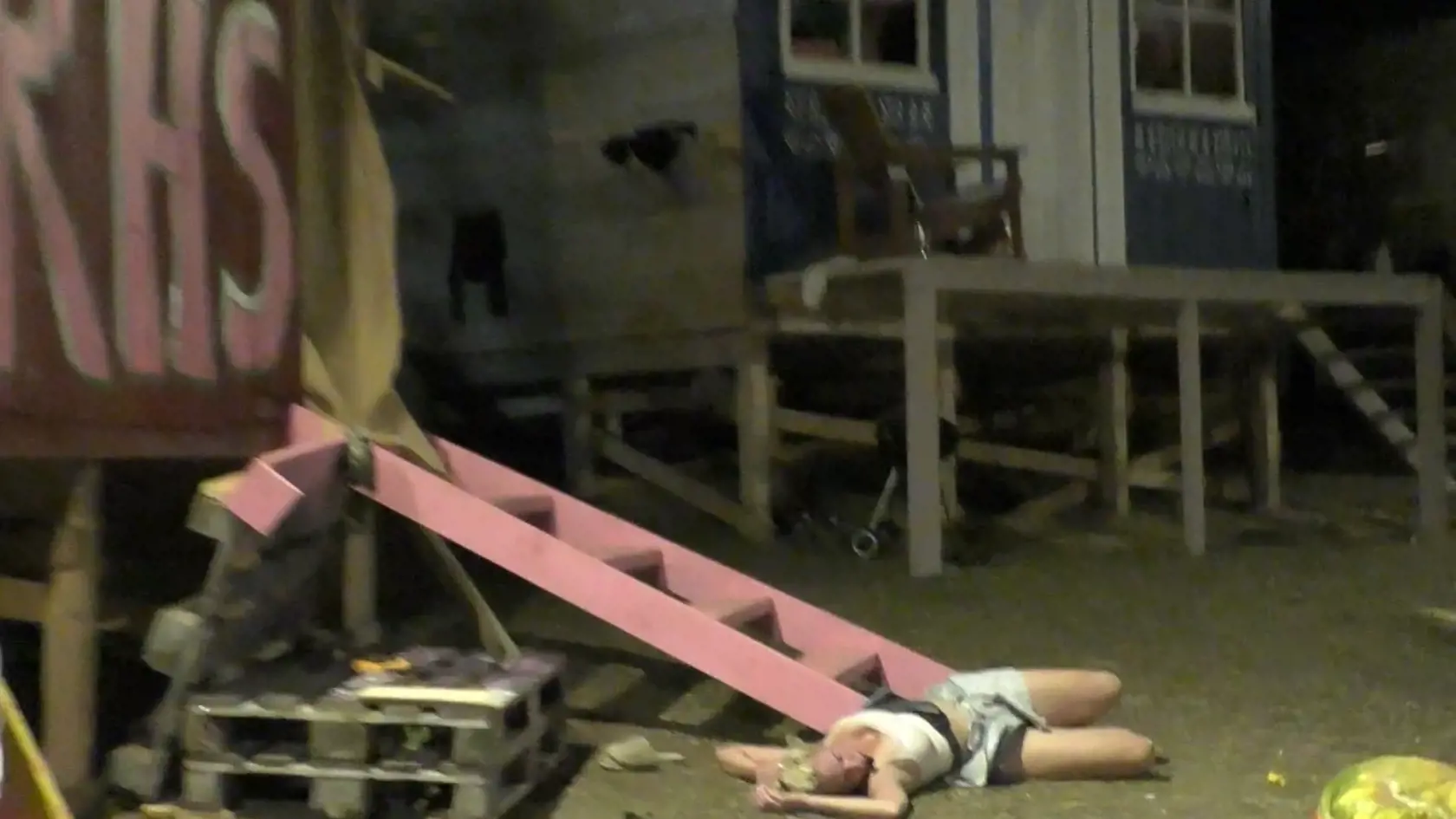 Halloweenska párty na Farme. Keď Timo Sáru odmietol a radšej zaspal, ona sa zrúbala zo schodov.